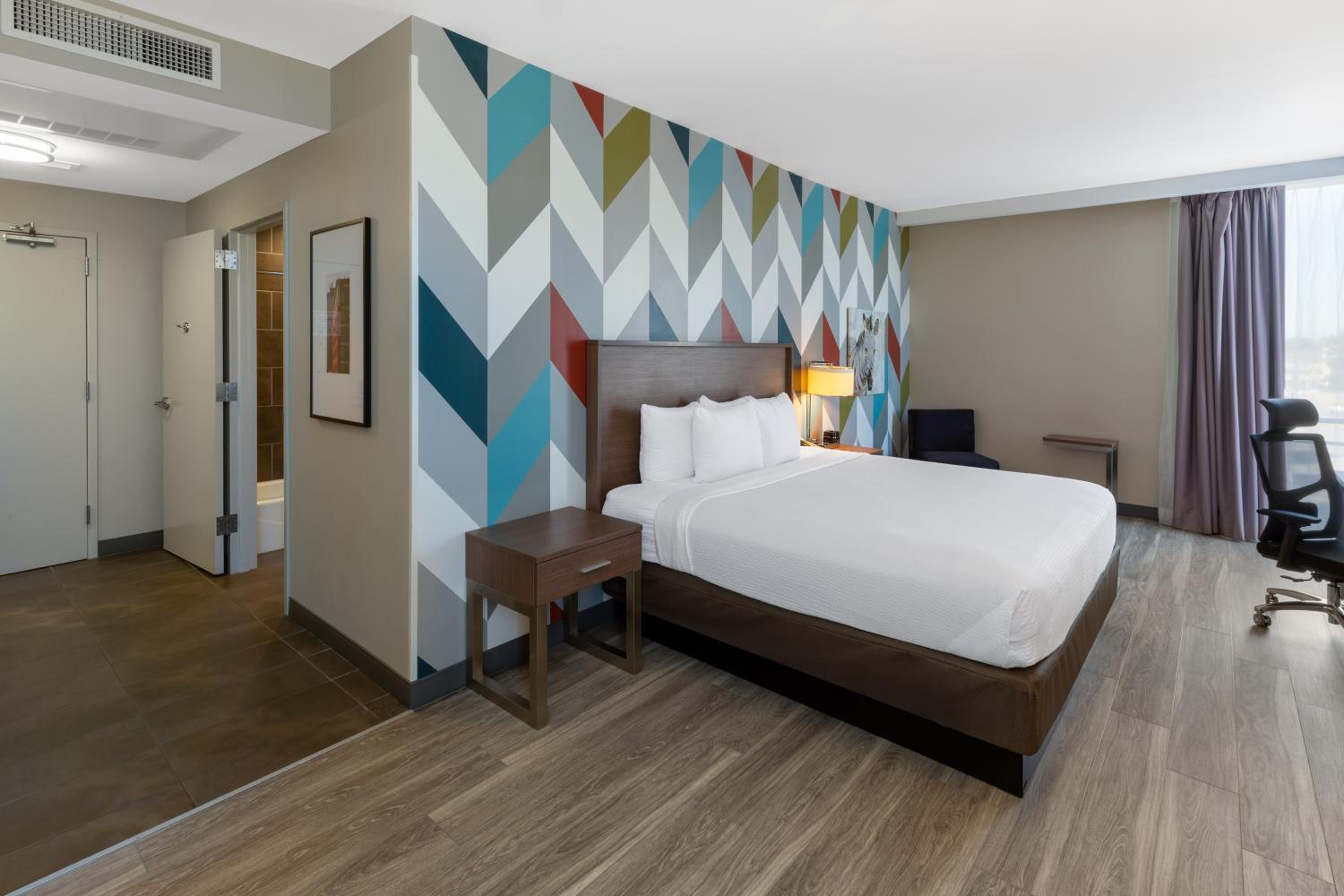 La Quinta Inn & Suites by Wyndham Tulsa Downtown - Route 66, Photo 4
