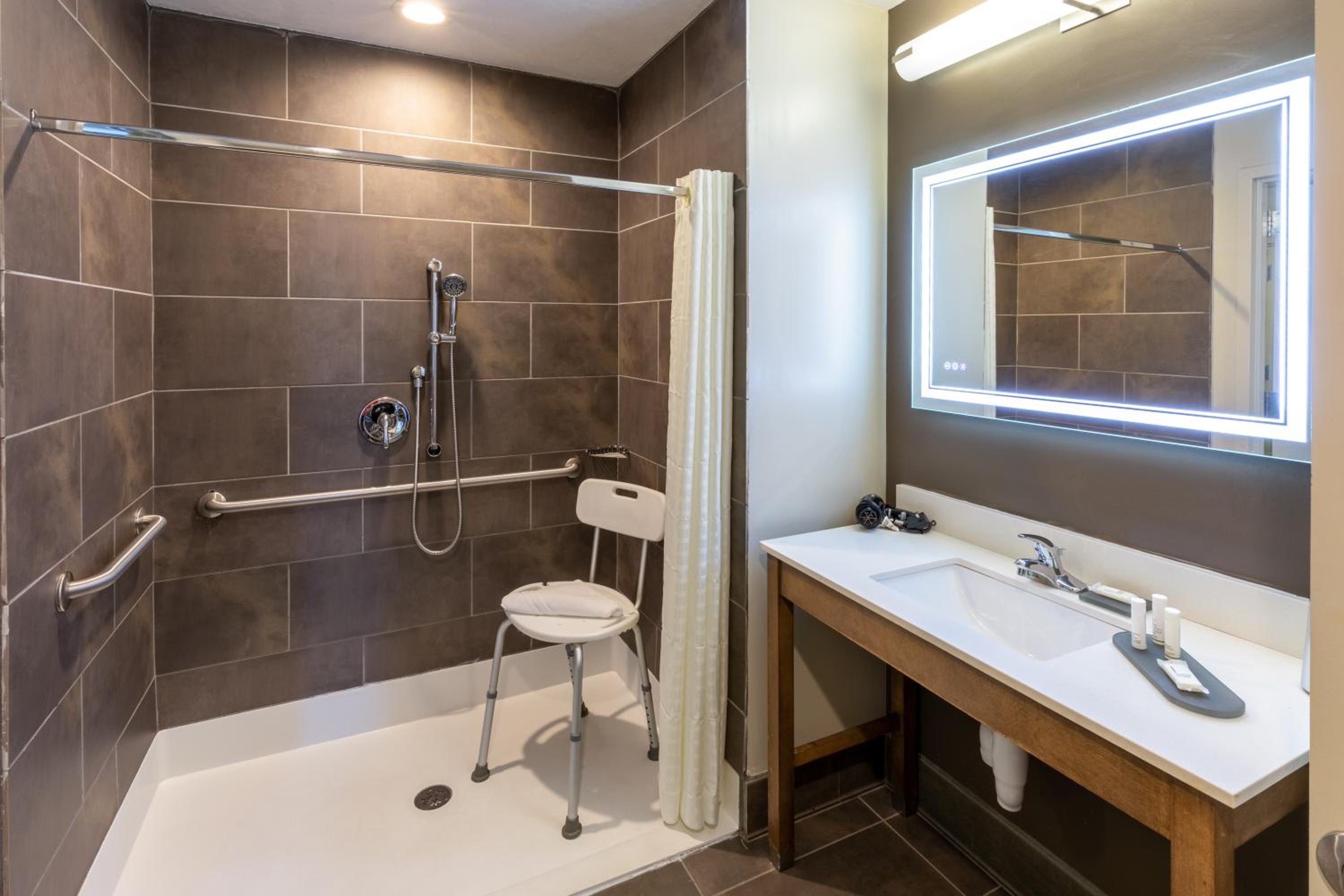 Studio Suite with Two Queen Beds and Roll-In Shower - Mobility Accessible/Non-Smoking photo 3