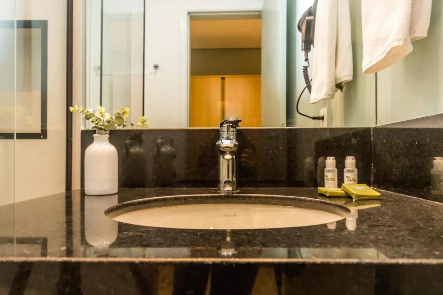 Queen Suite - Photo 18