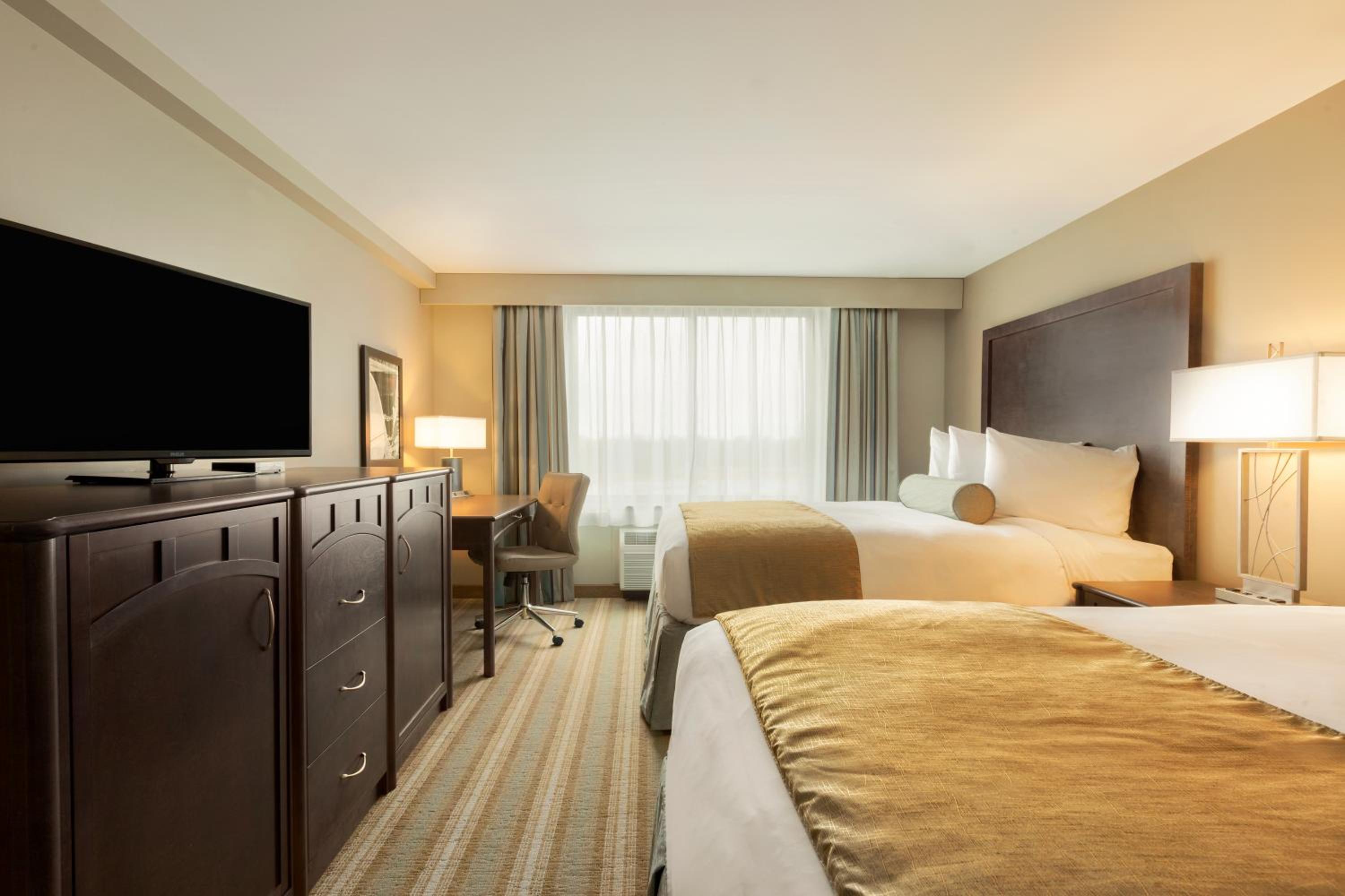 Queen Room with Two Queen Beds and Full Shower - Lake View/Non-Smoking photo 1