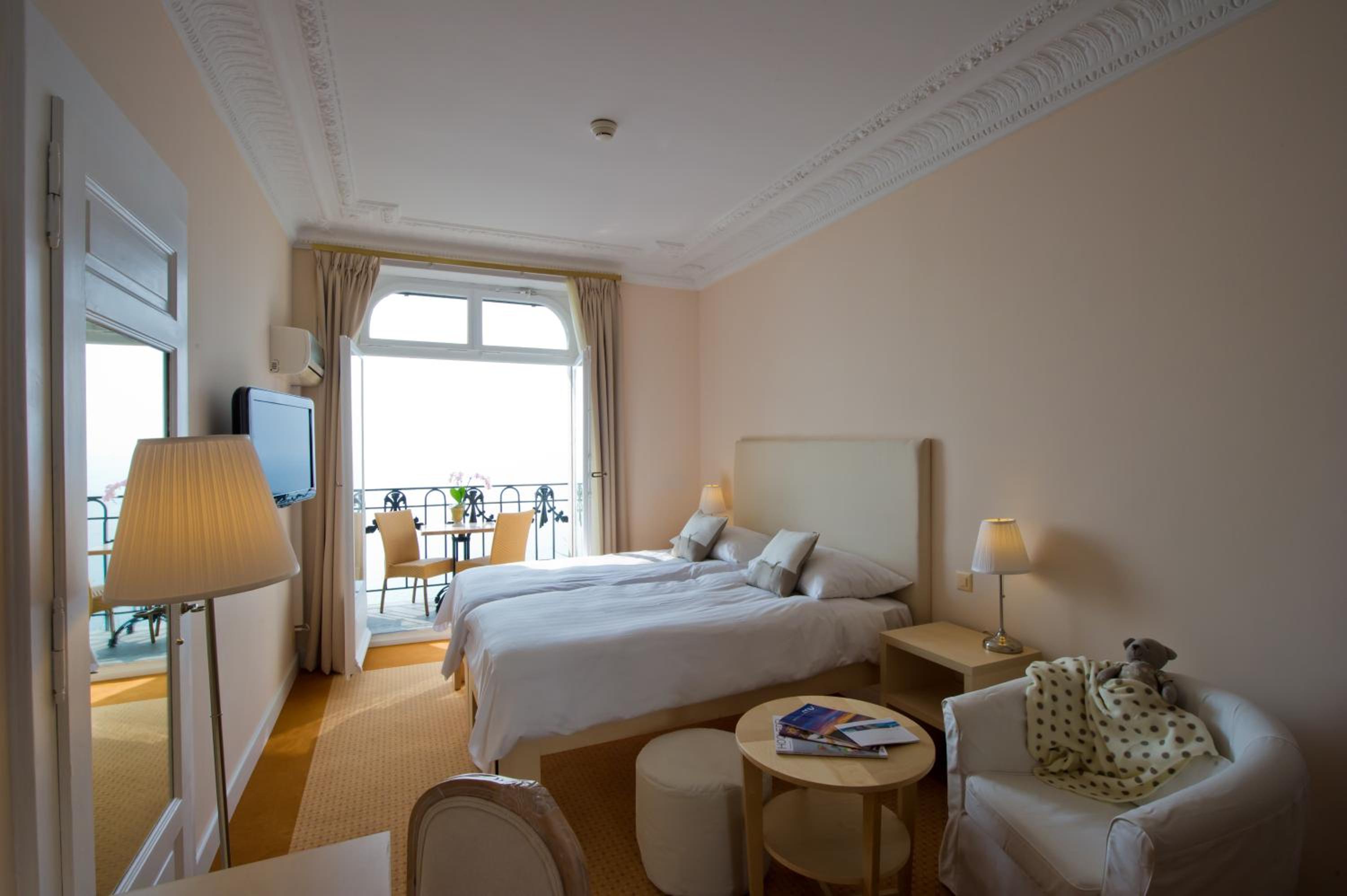 Deluxe Double Room with Balcony and Lake View - Photo 4