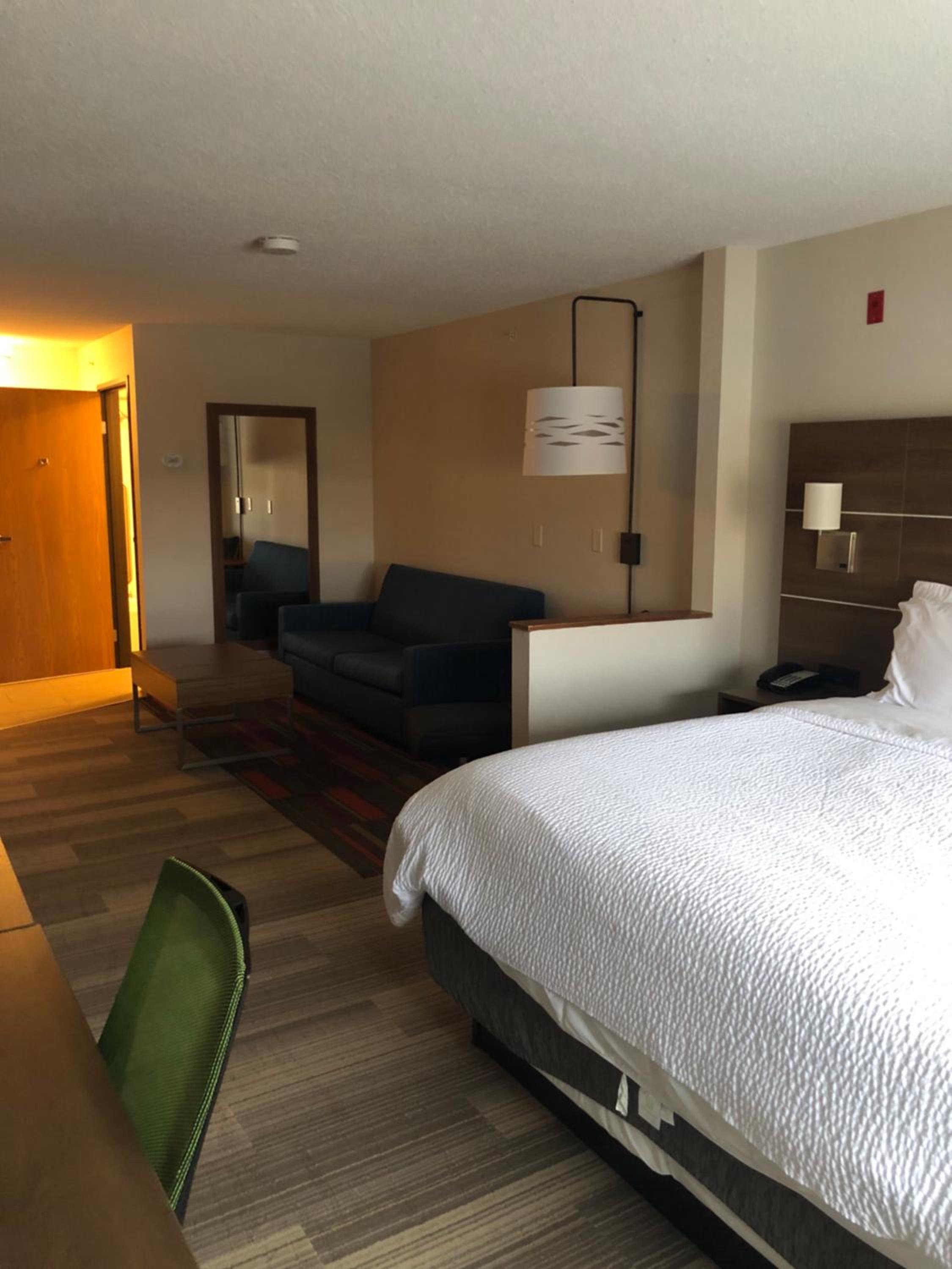 Standard King Room with Sofa Bed - Photo 12