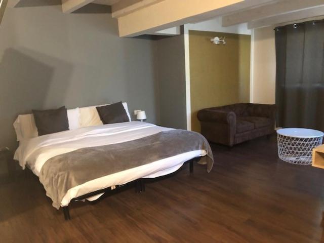 Deluxe Double Room with Balcony photo 2