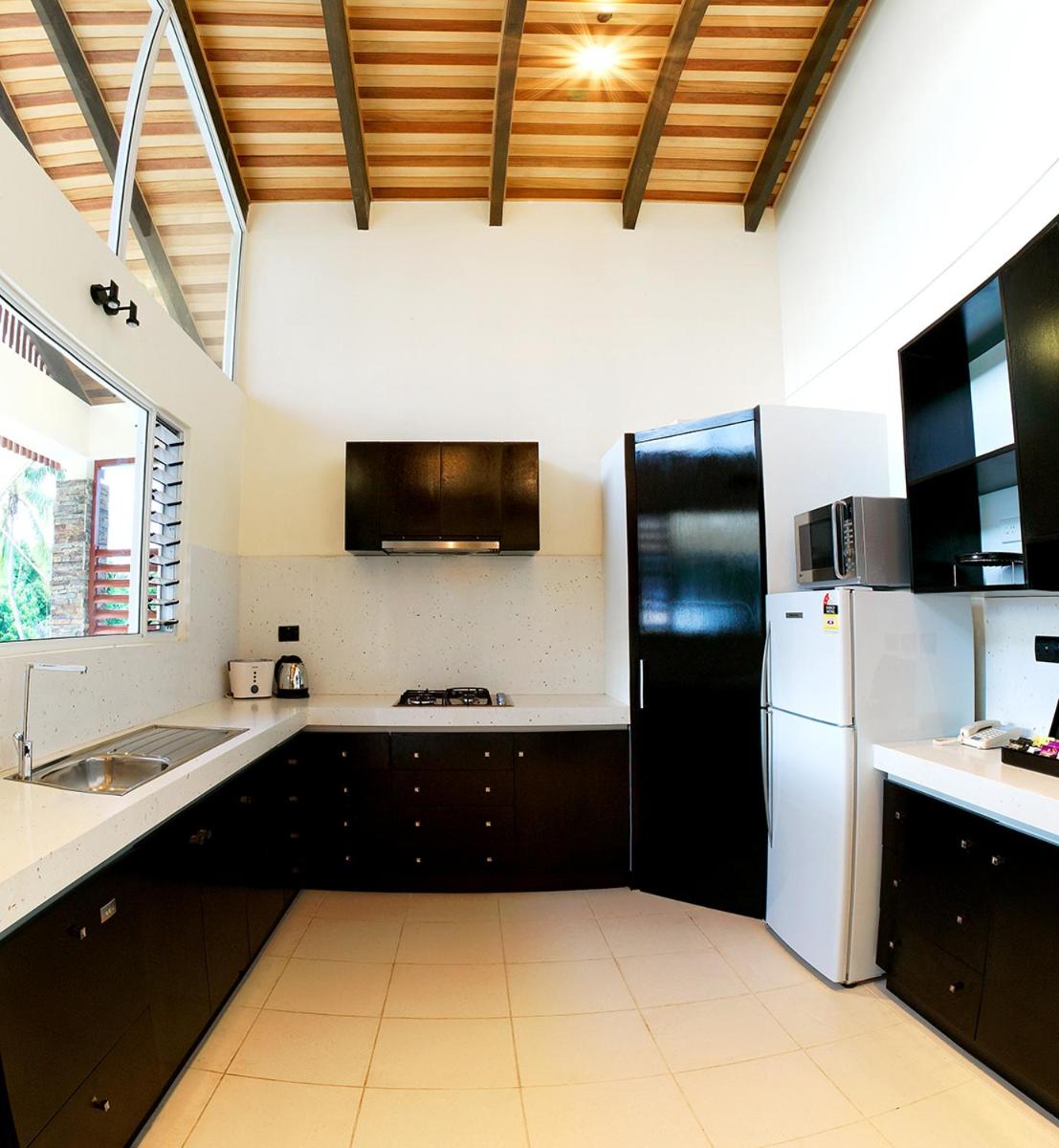Three-Bedroom Apartment with Sea View - Photo 5