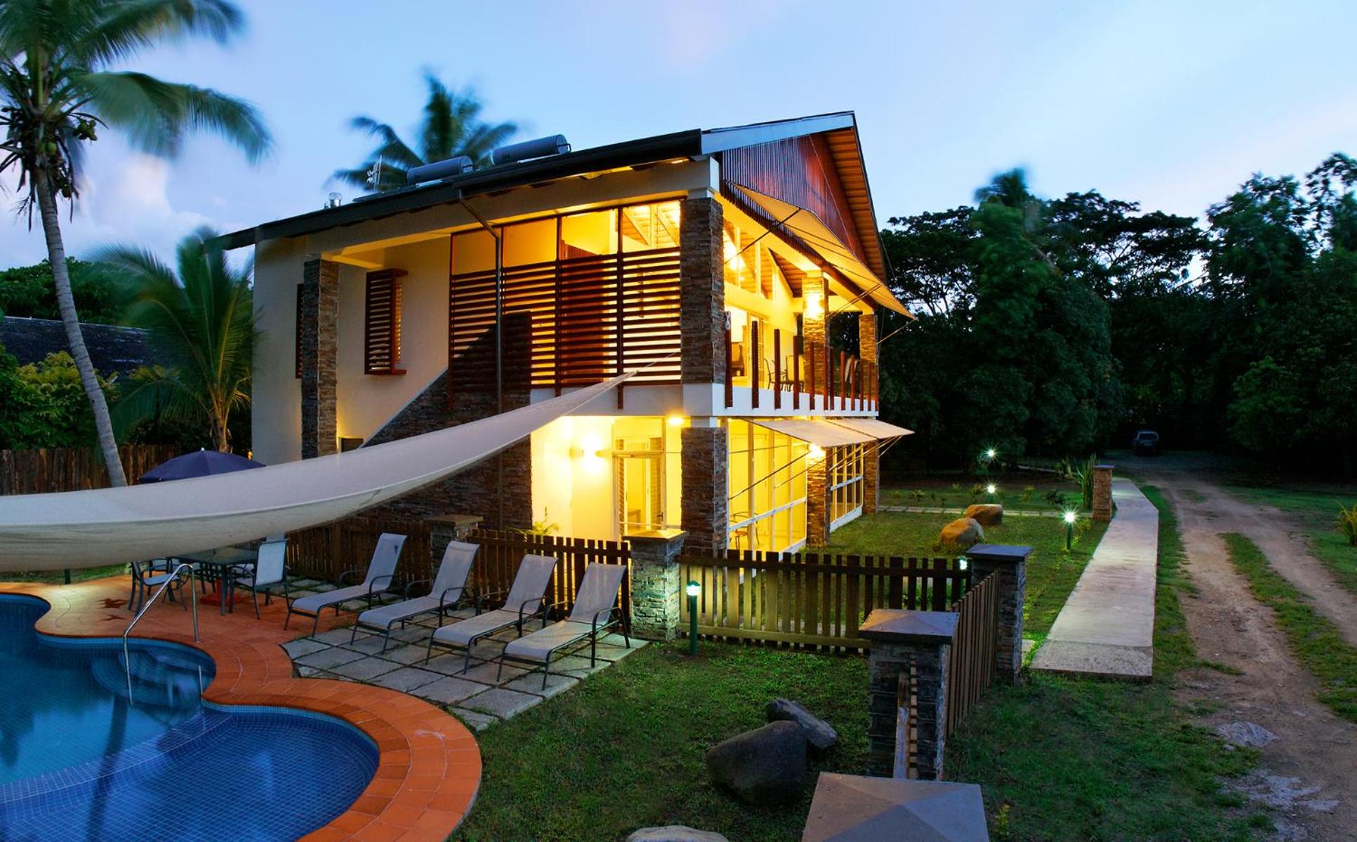Three-Bedroom Apartment with Sea View - Photo 3
