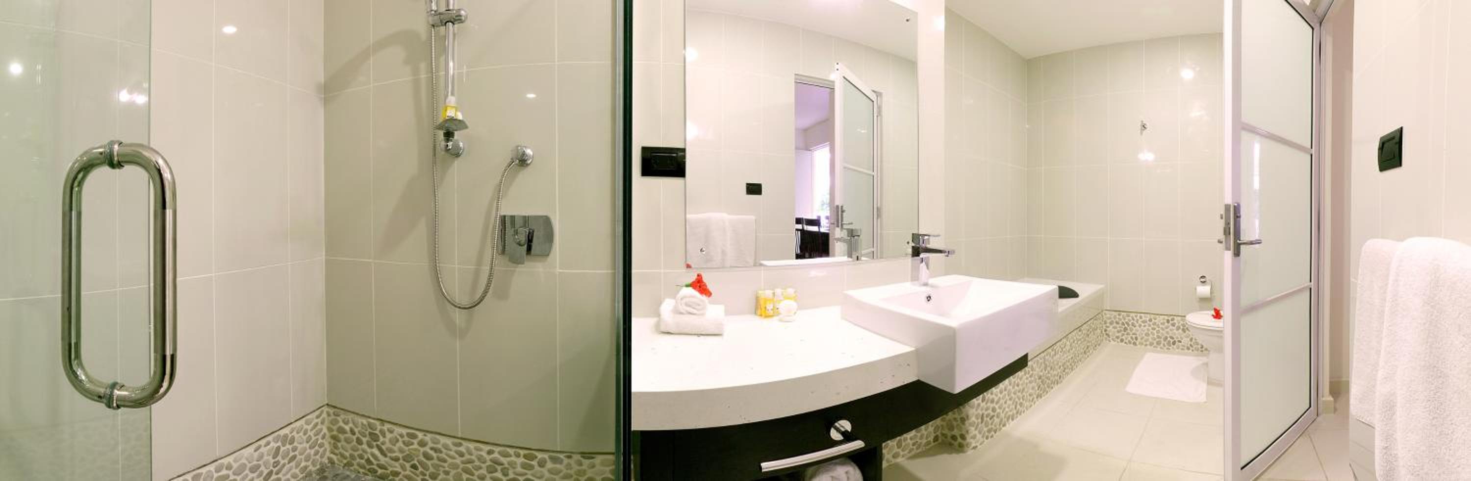 Three-Bedroom Apartment with Sea View - Photo 4