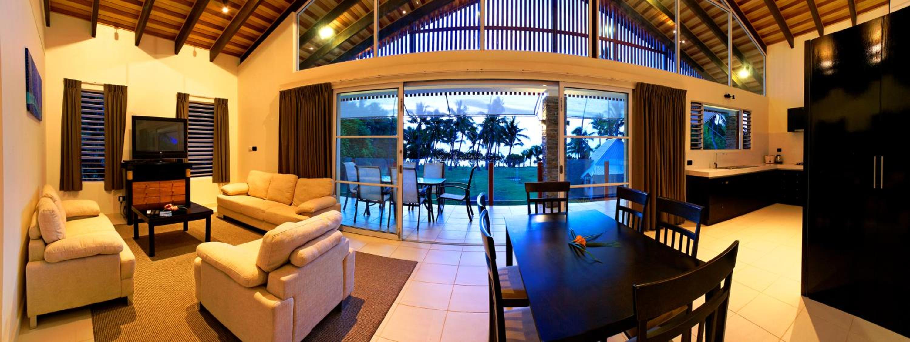 Three-Bedroom Apartment with Sea View - Photo 2