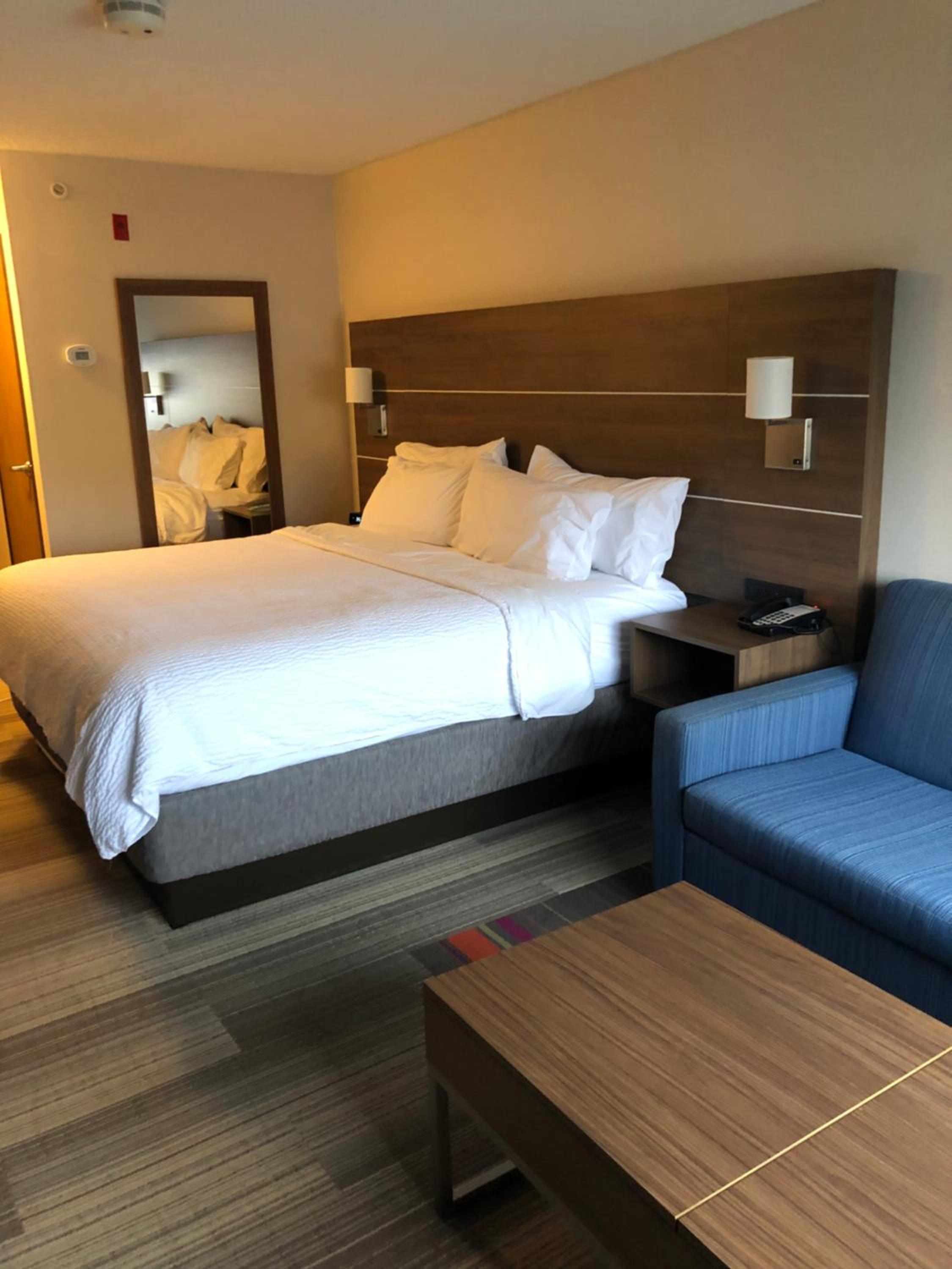 Standard King Room with Sofa Bed - Photo 6