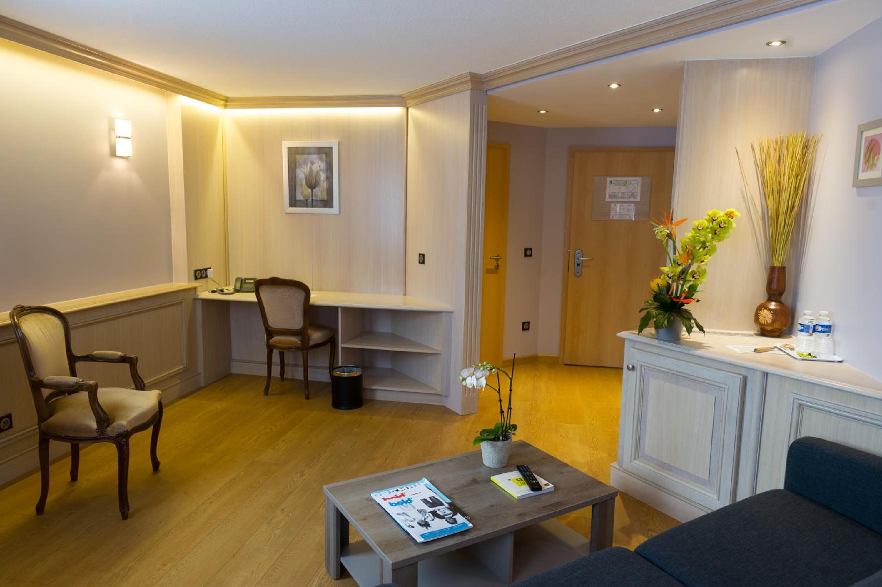 Luxury Suite - Photo 15