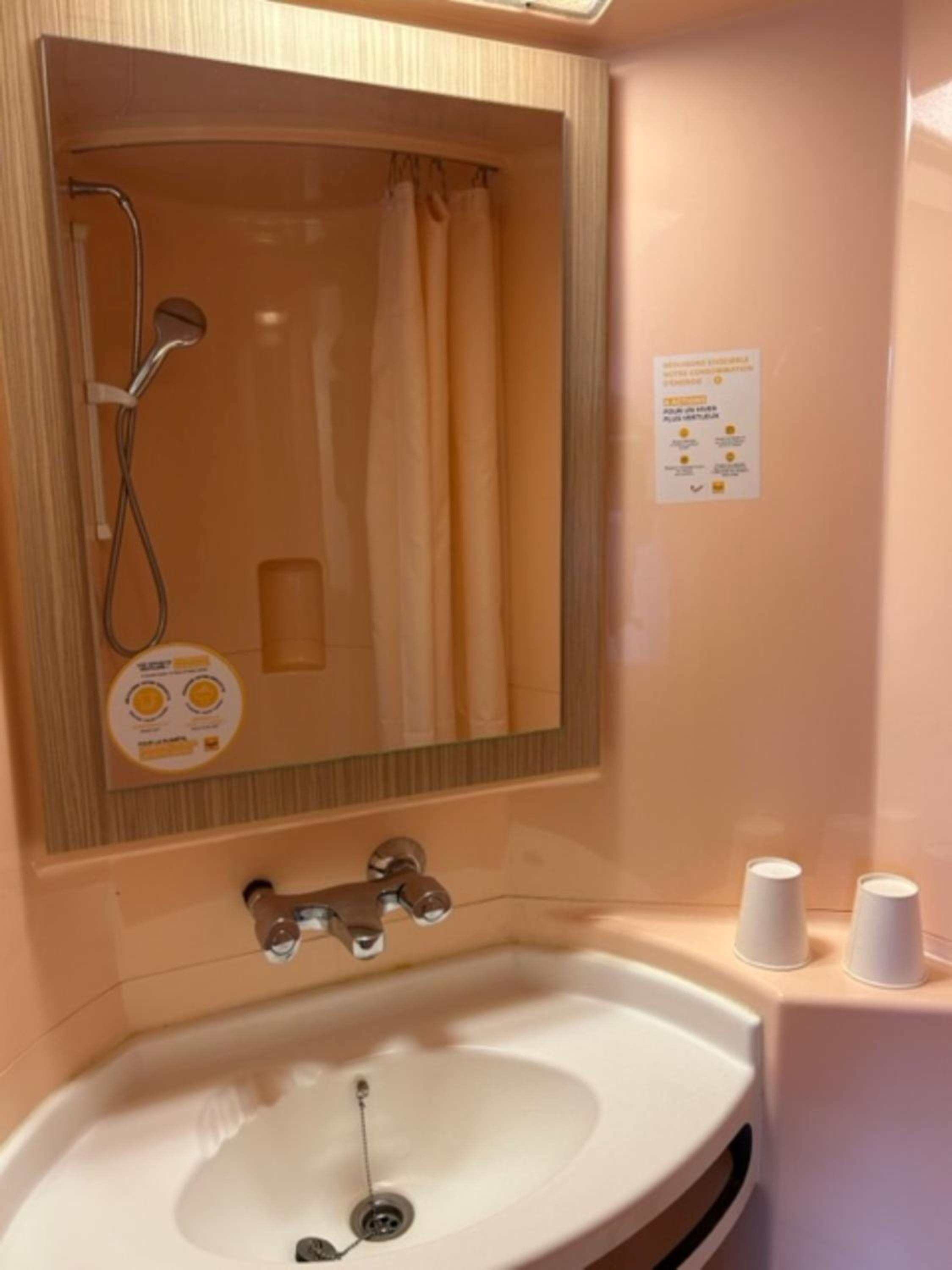 Double Room - Photo 7