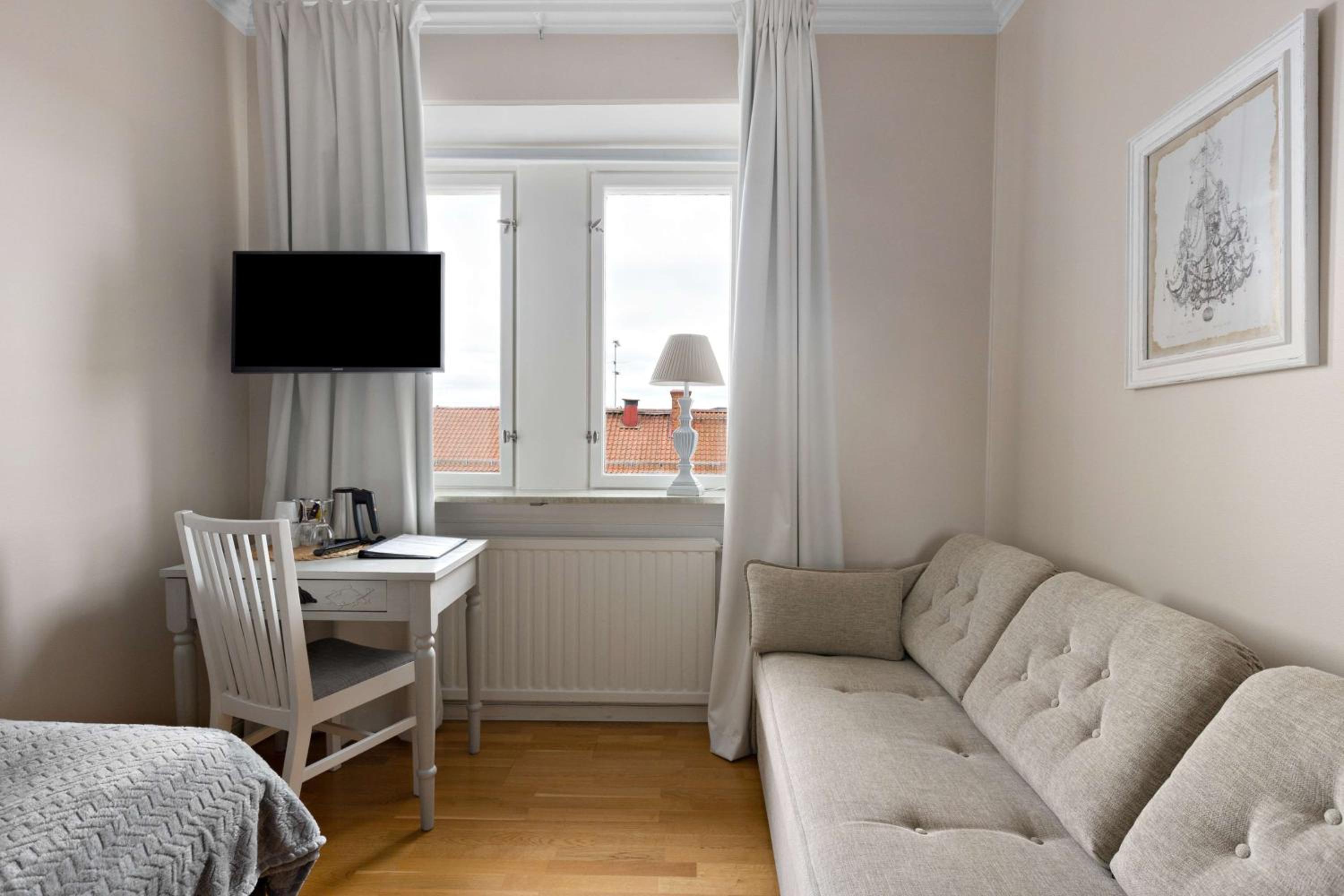 Single Room with Sofa Bed - Non-Smoking photo 2