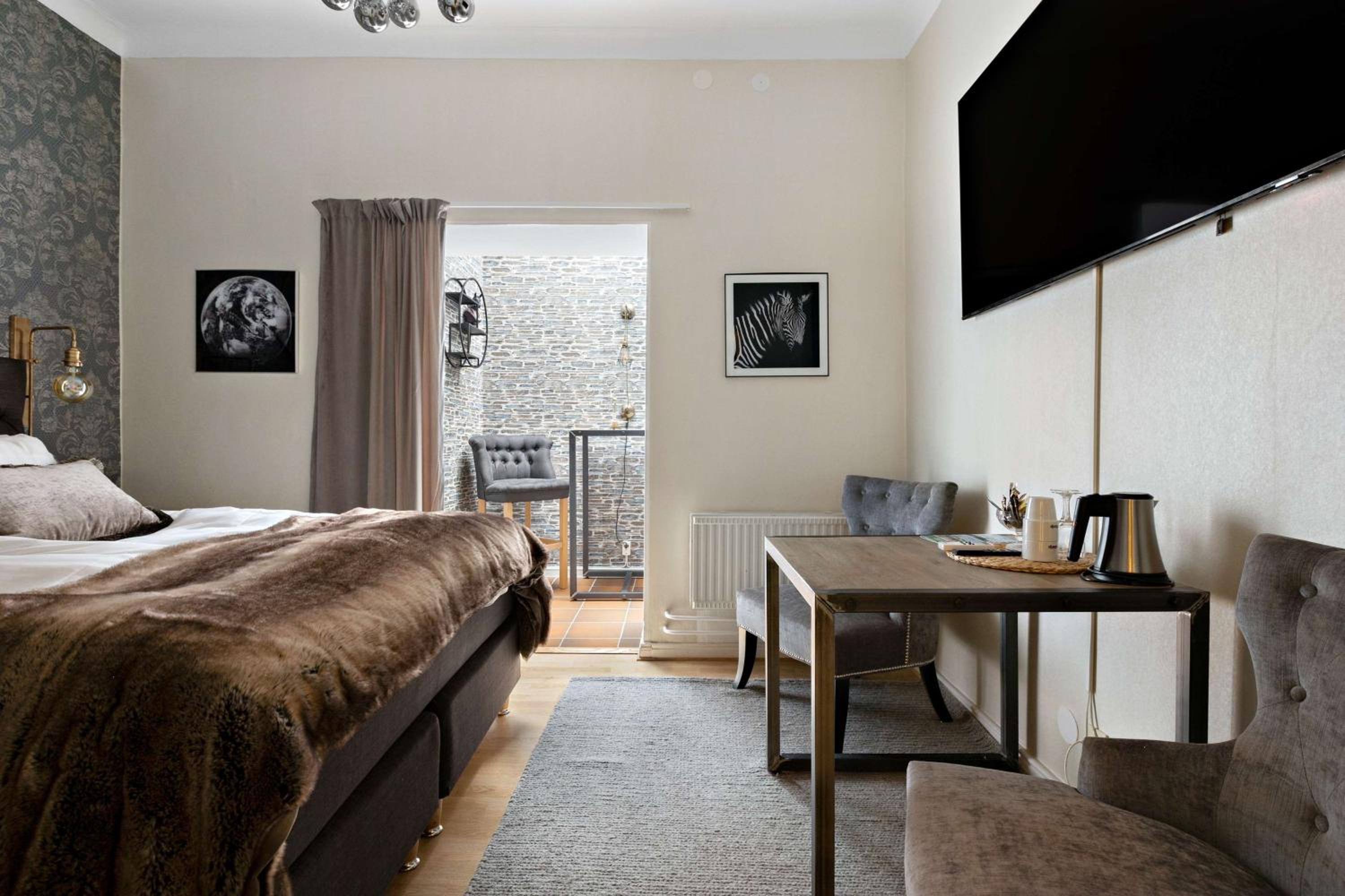 Premium King Room with Roof Window - Non-Smoking photo 2
