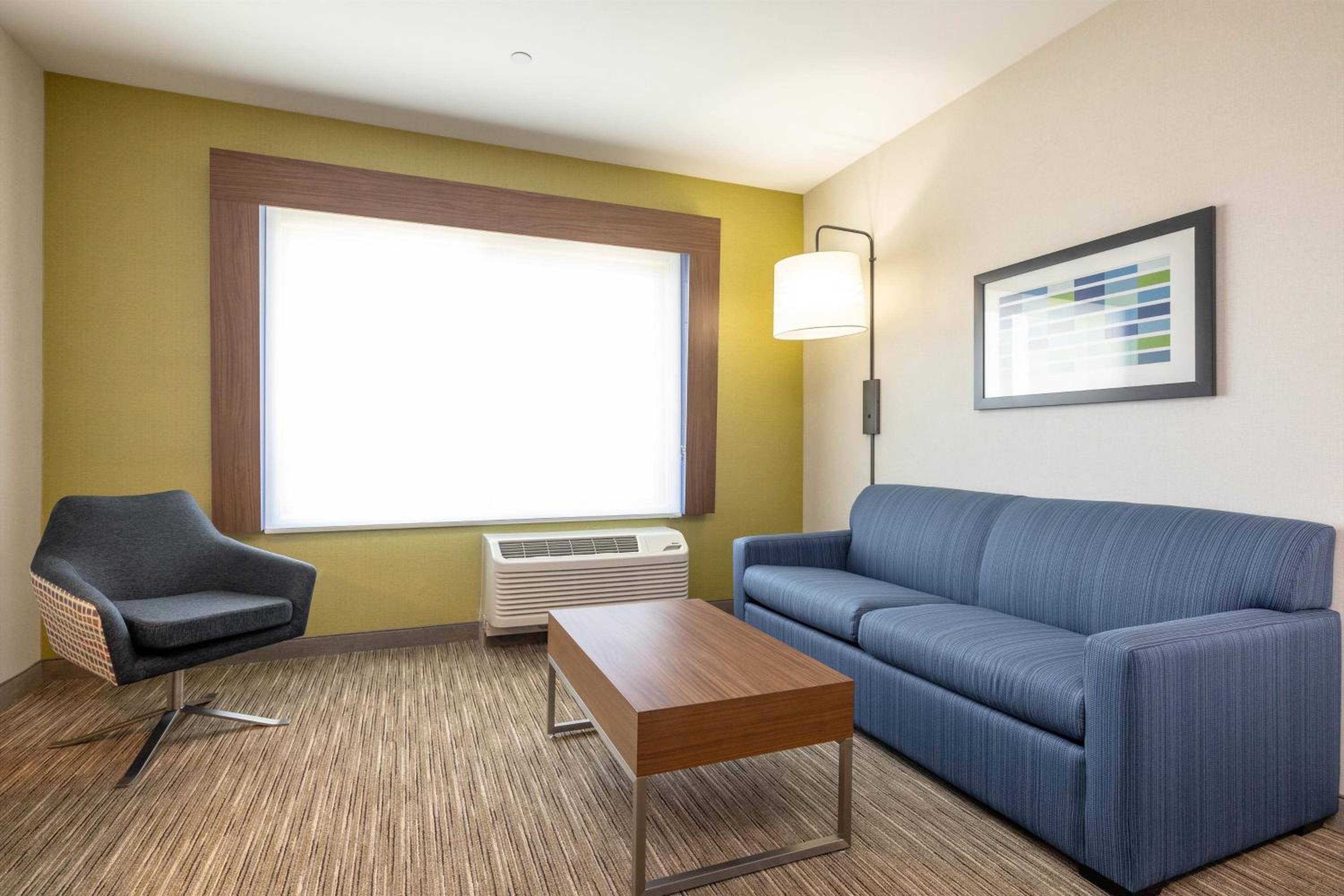 Queen Suite with Two Queen Beds and Sofa Bed - Photo 15