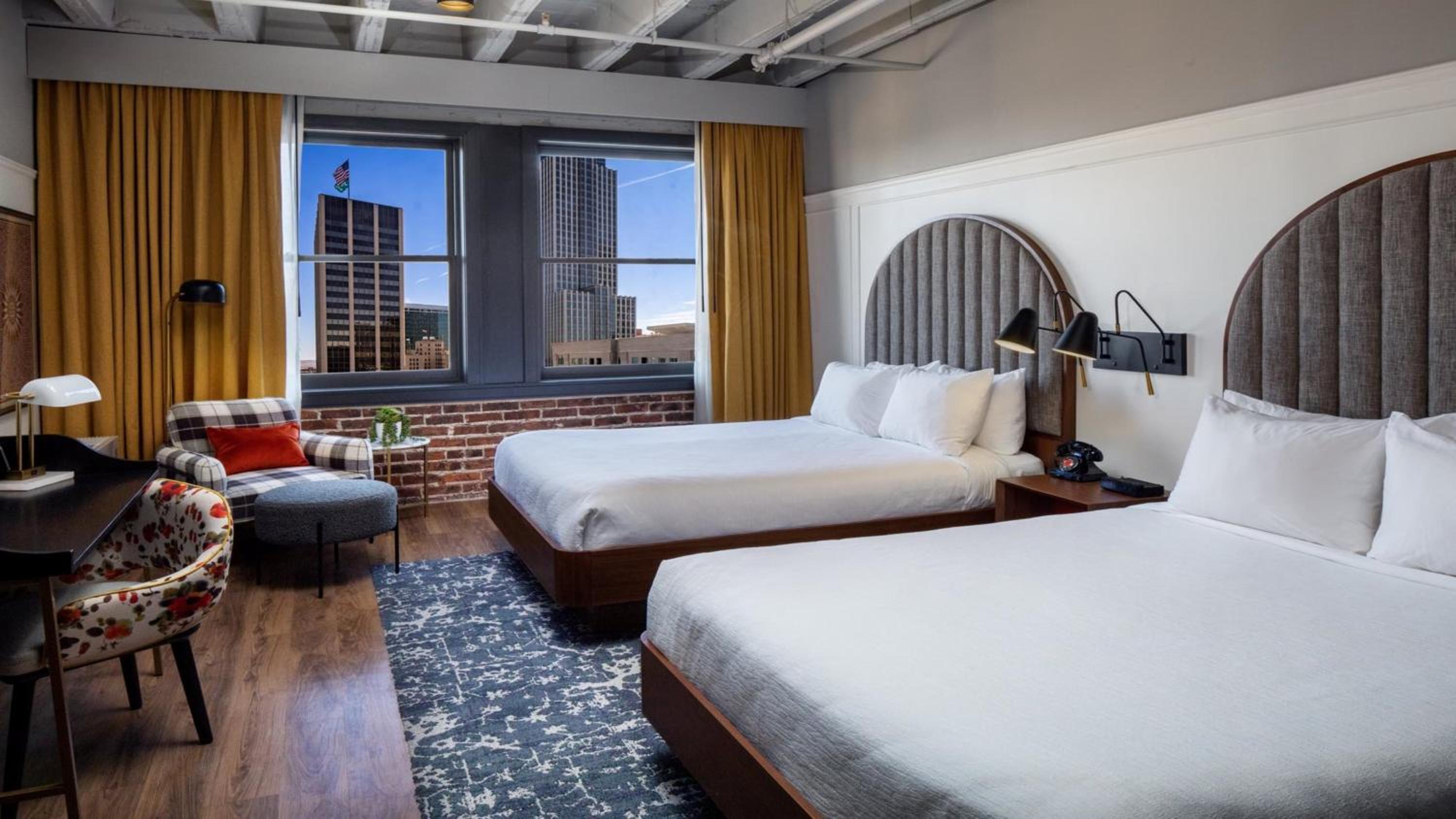 Standard Queen Room with Two Queen Beds - Photo 4