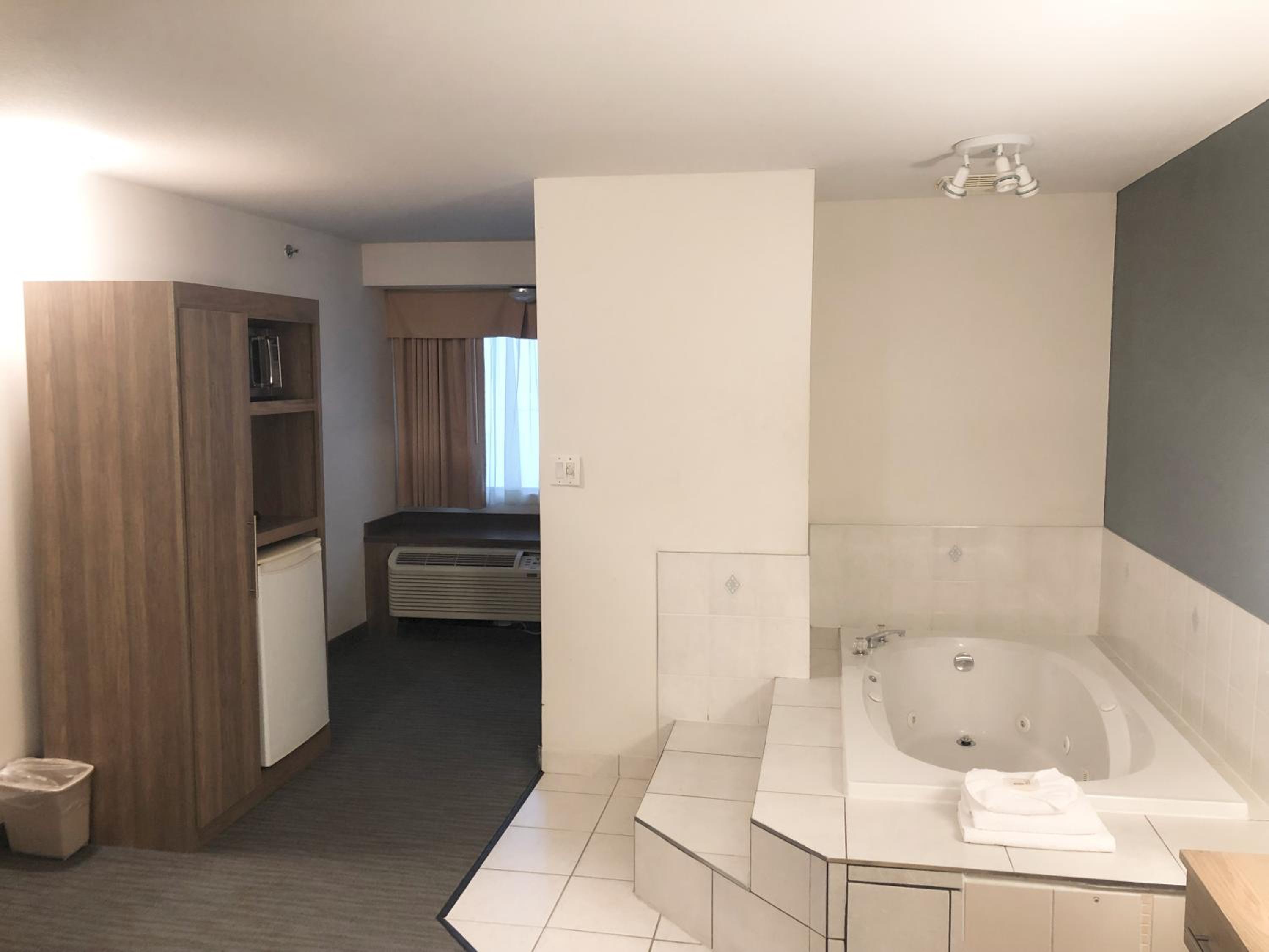 King Room with Jacuzzi Tub photo 3