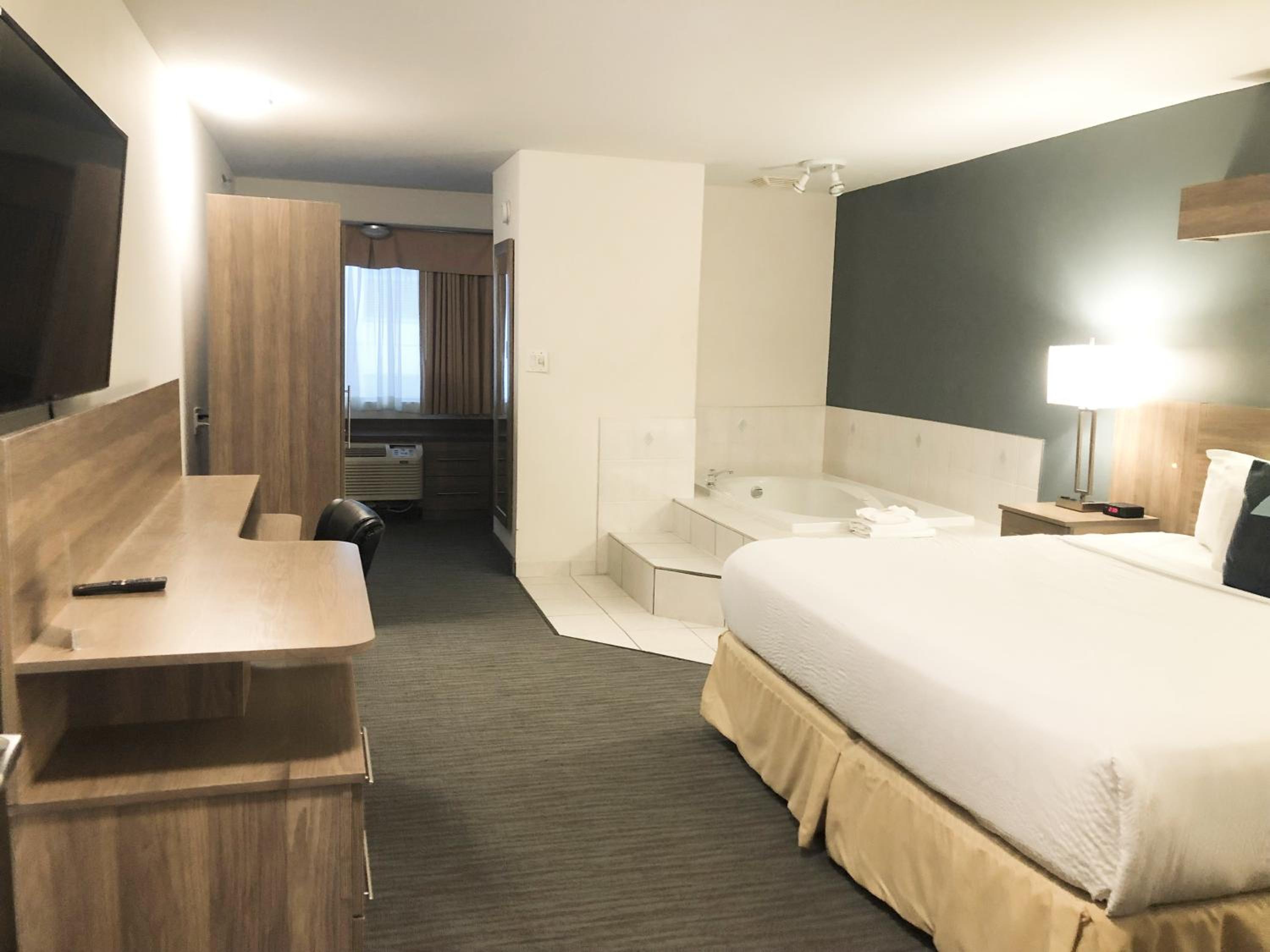 King Room with Jacuzzi Tub photo 1