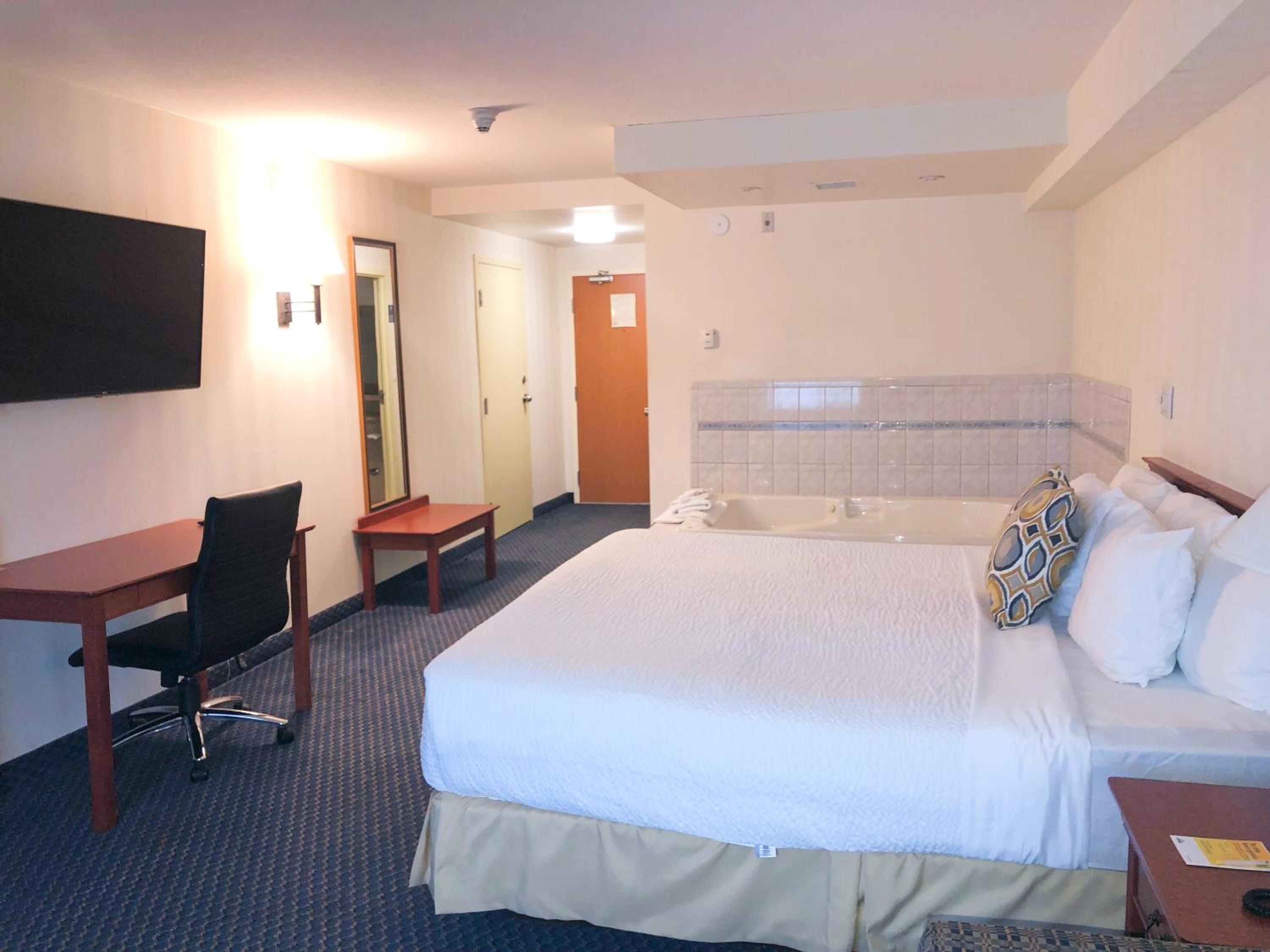 King Suite with Jacuzzi Tub and Sofa Bed photo 3