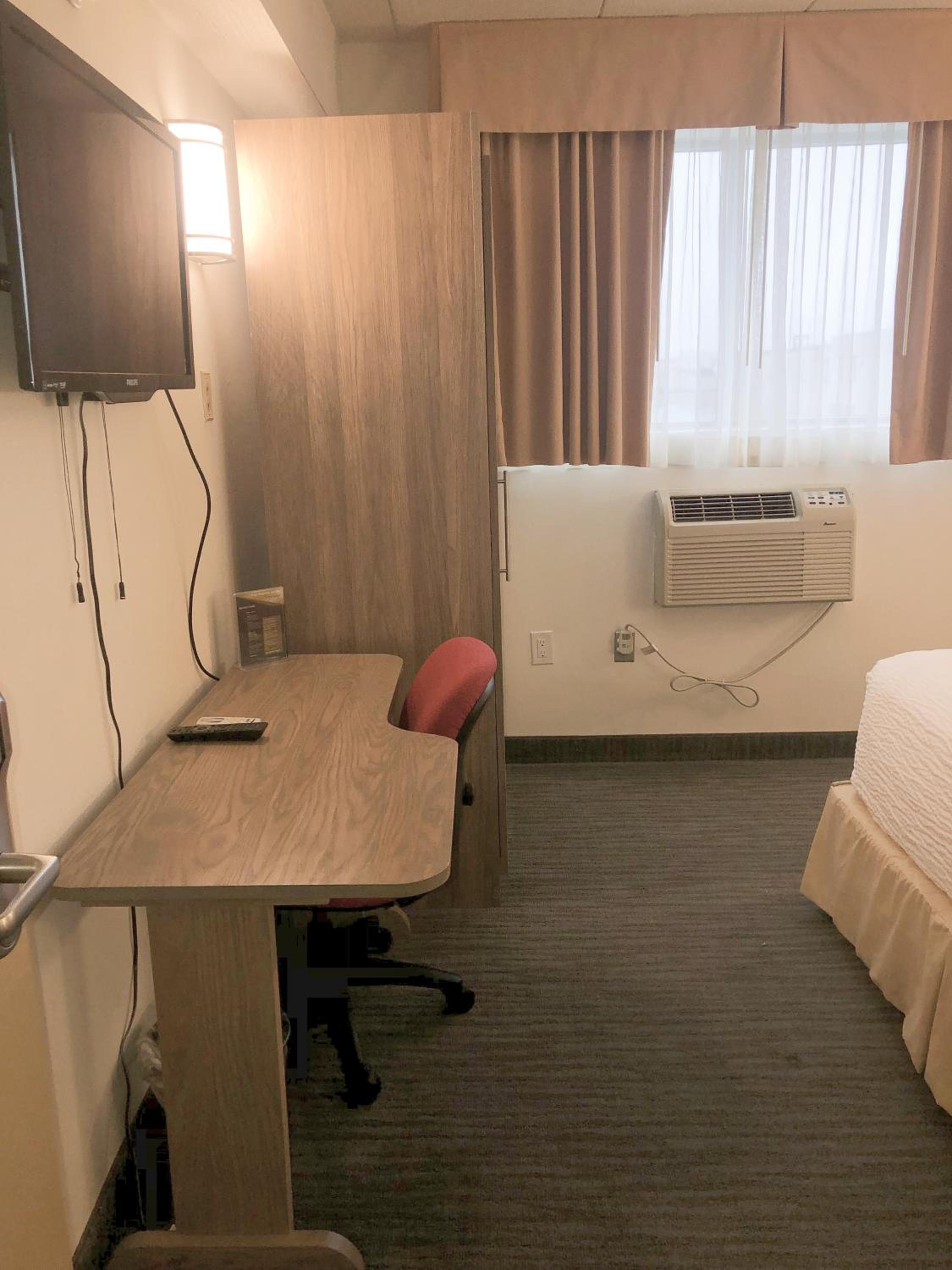 Queen Room photo 2