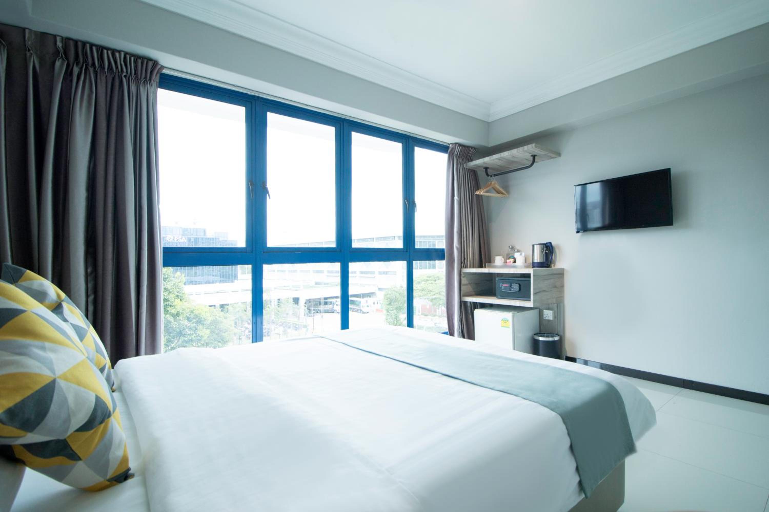 Premier Queen Room (Newly Renovated) photo 2