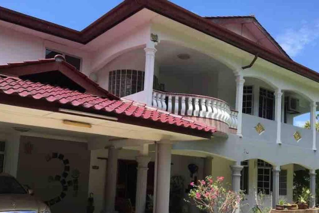 Five-Bedroom House photo 1