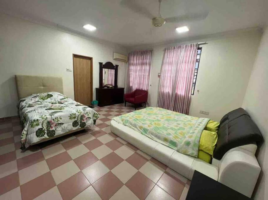 Five-Bedroom House photo 2