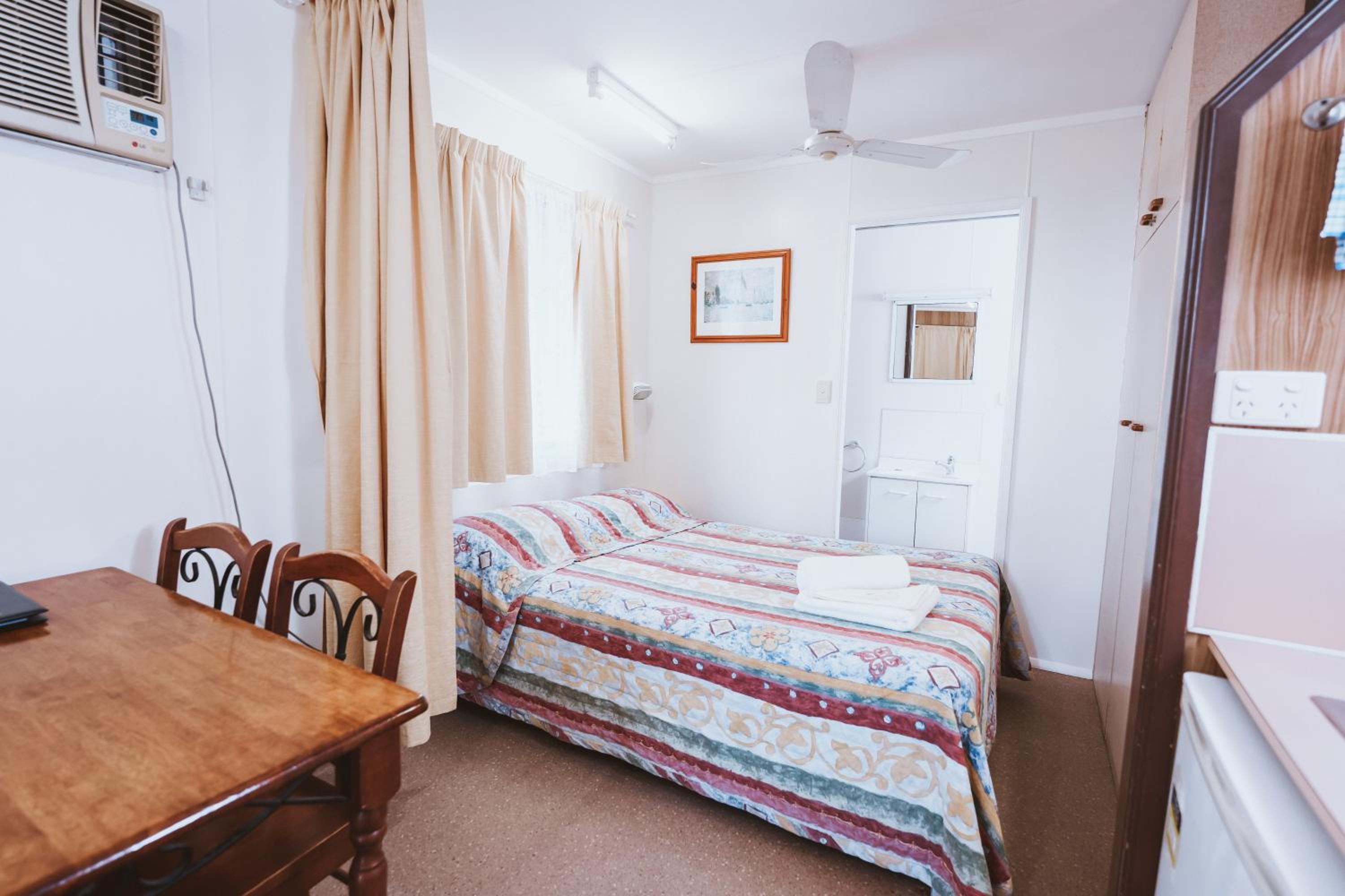 Ensuite Cabin (4 berth) photo 1