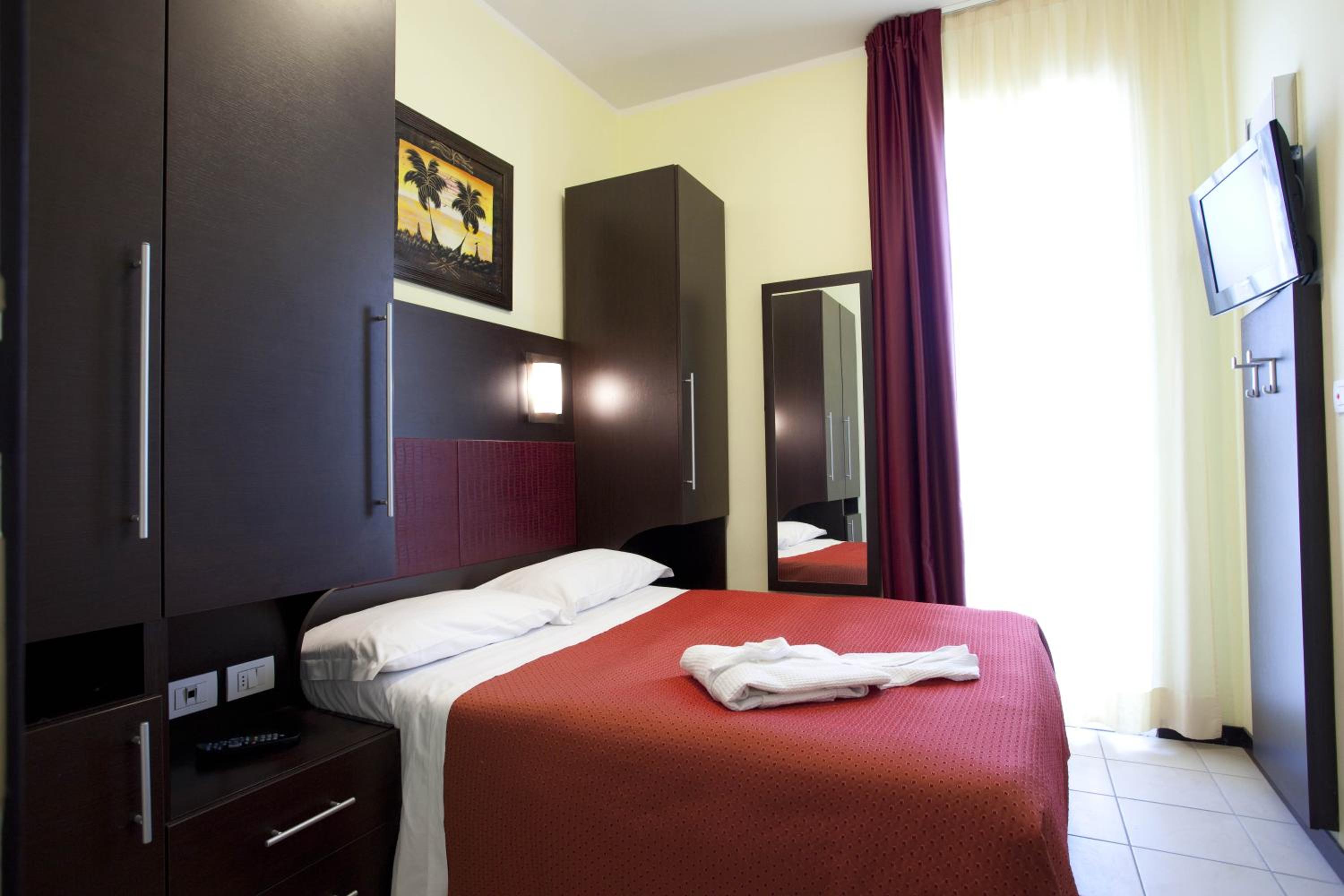 Standard Double or Twin Room - Photo 6