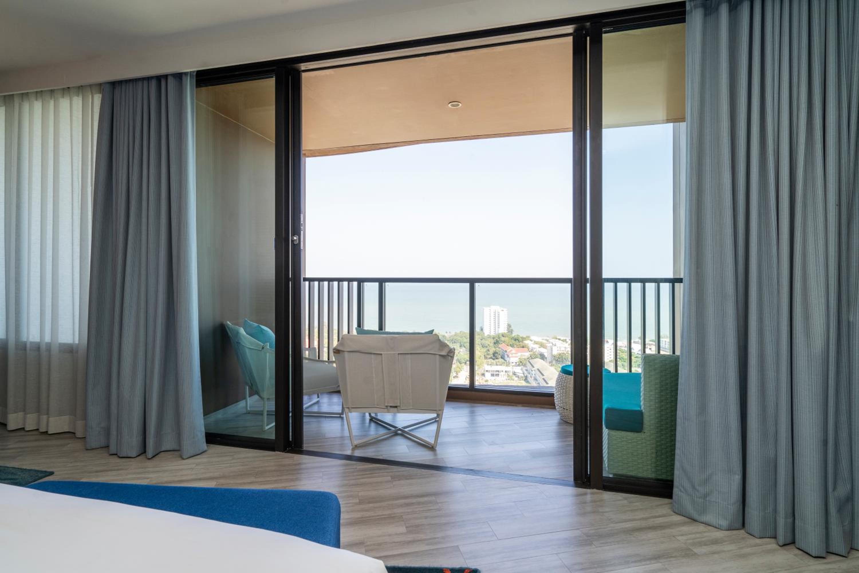1 King Suite Balcony High Floor thumbnail 6