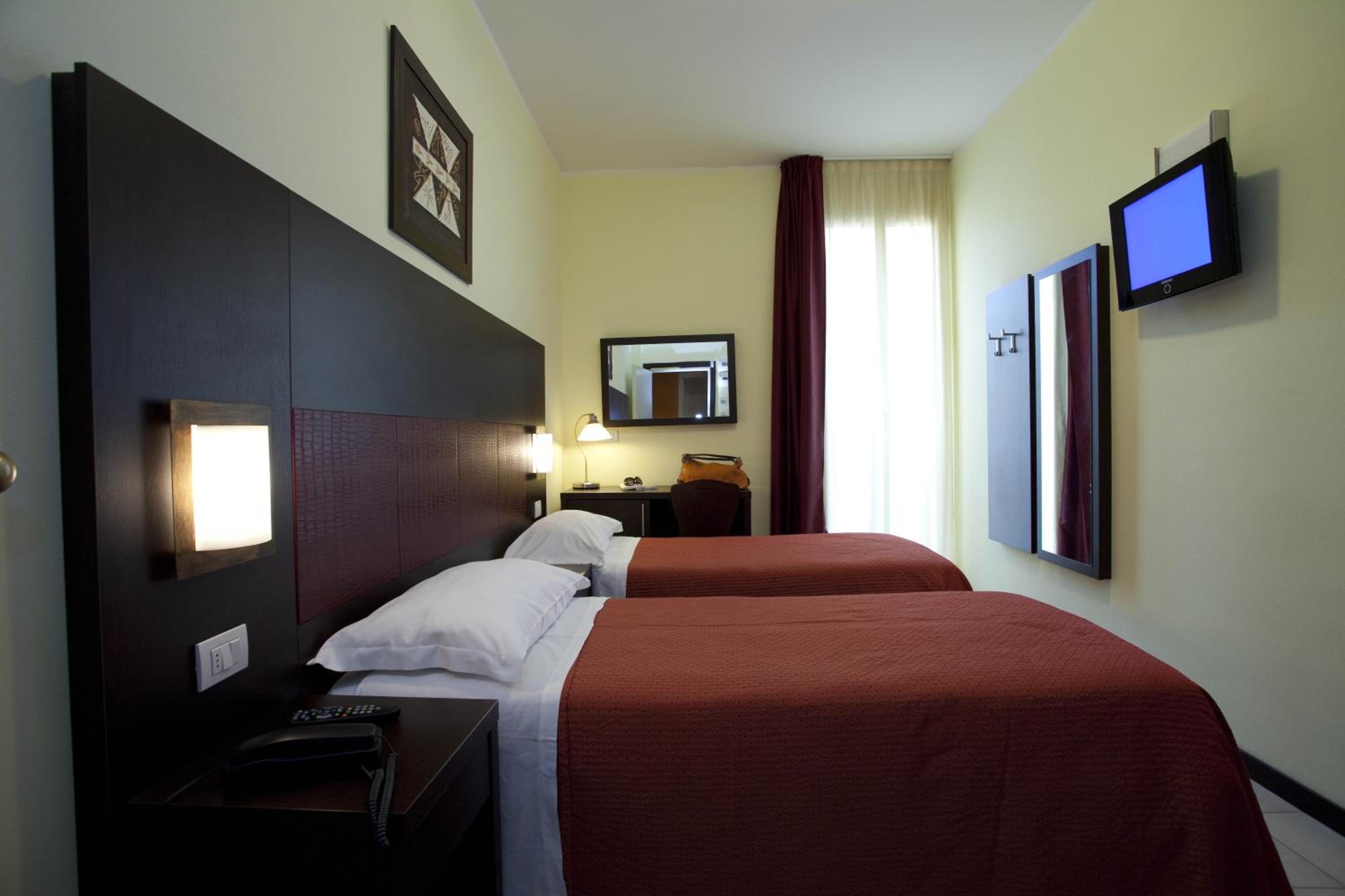Standard Double or Twin Room - Photo 9