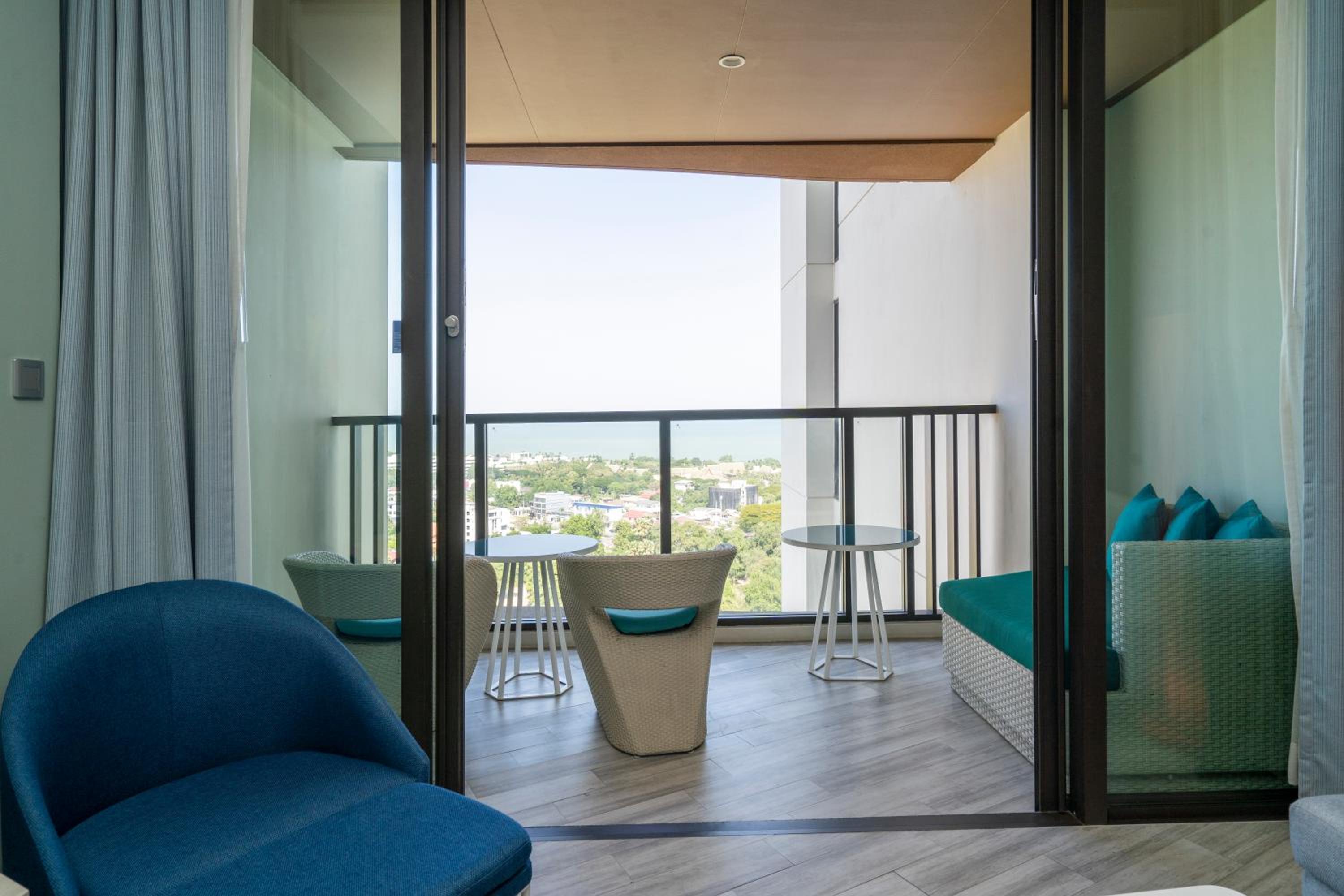 One-Bedroom Suite with Ocean View thumbnail 6