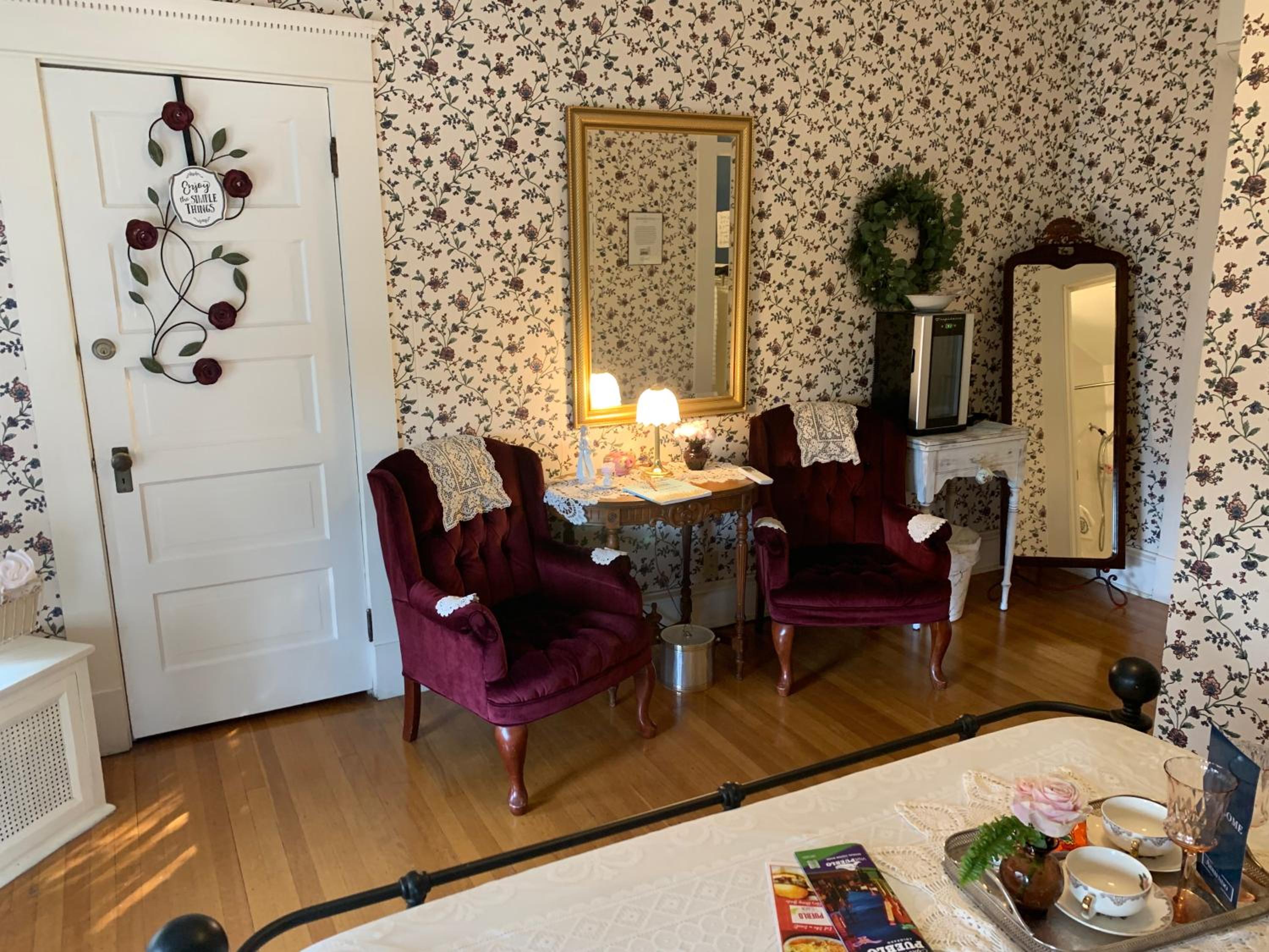Deluxe Queen Suite - Photo 5