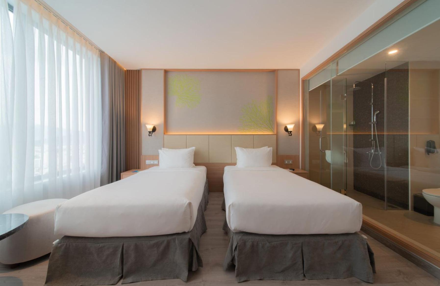 Superior Twin Room with City View - Photo 7