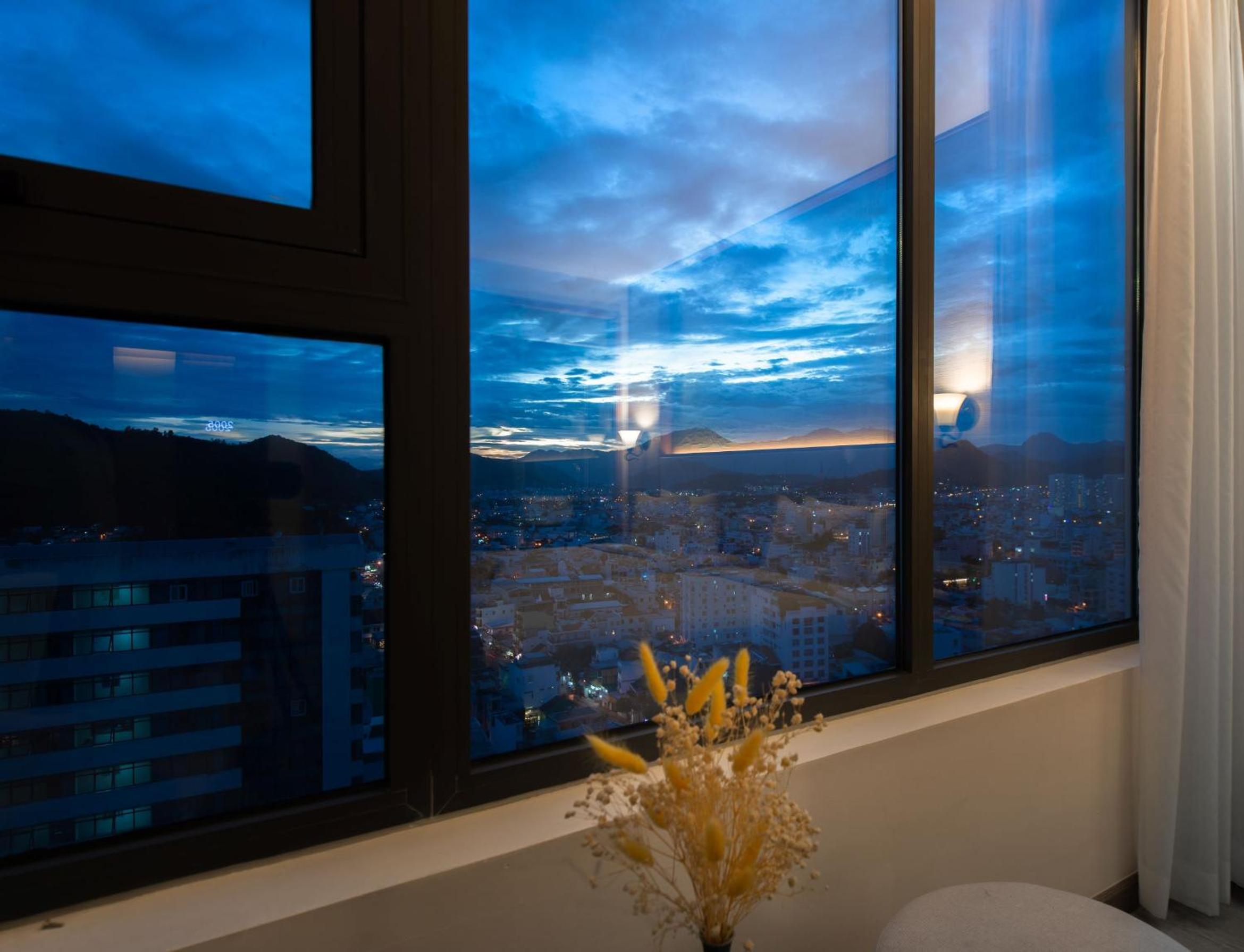 Superior Twin Room with City View - Photo 4