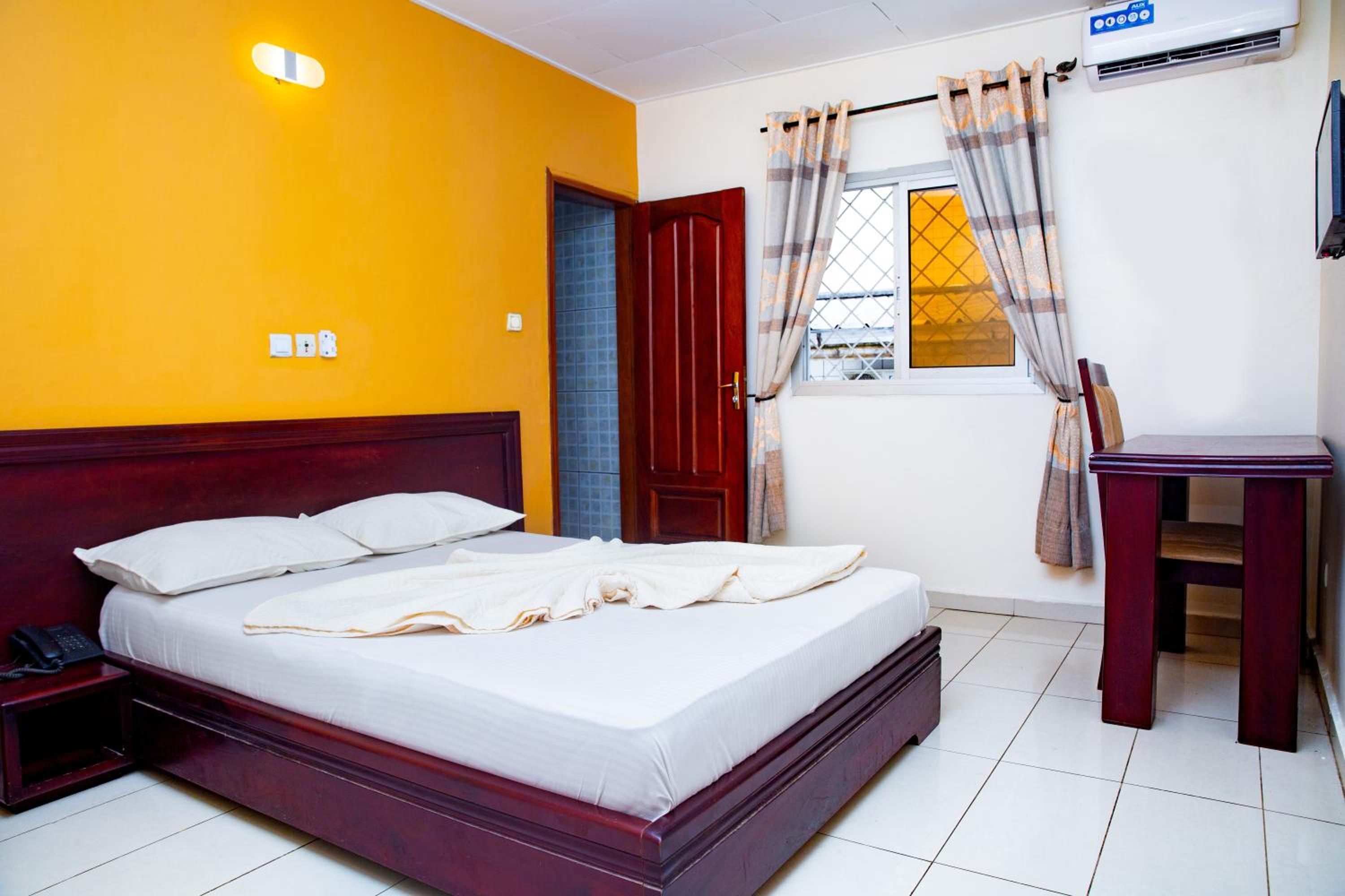Deluxe Room (2 Adults + 1 Child)