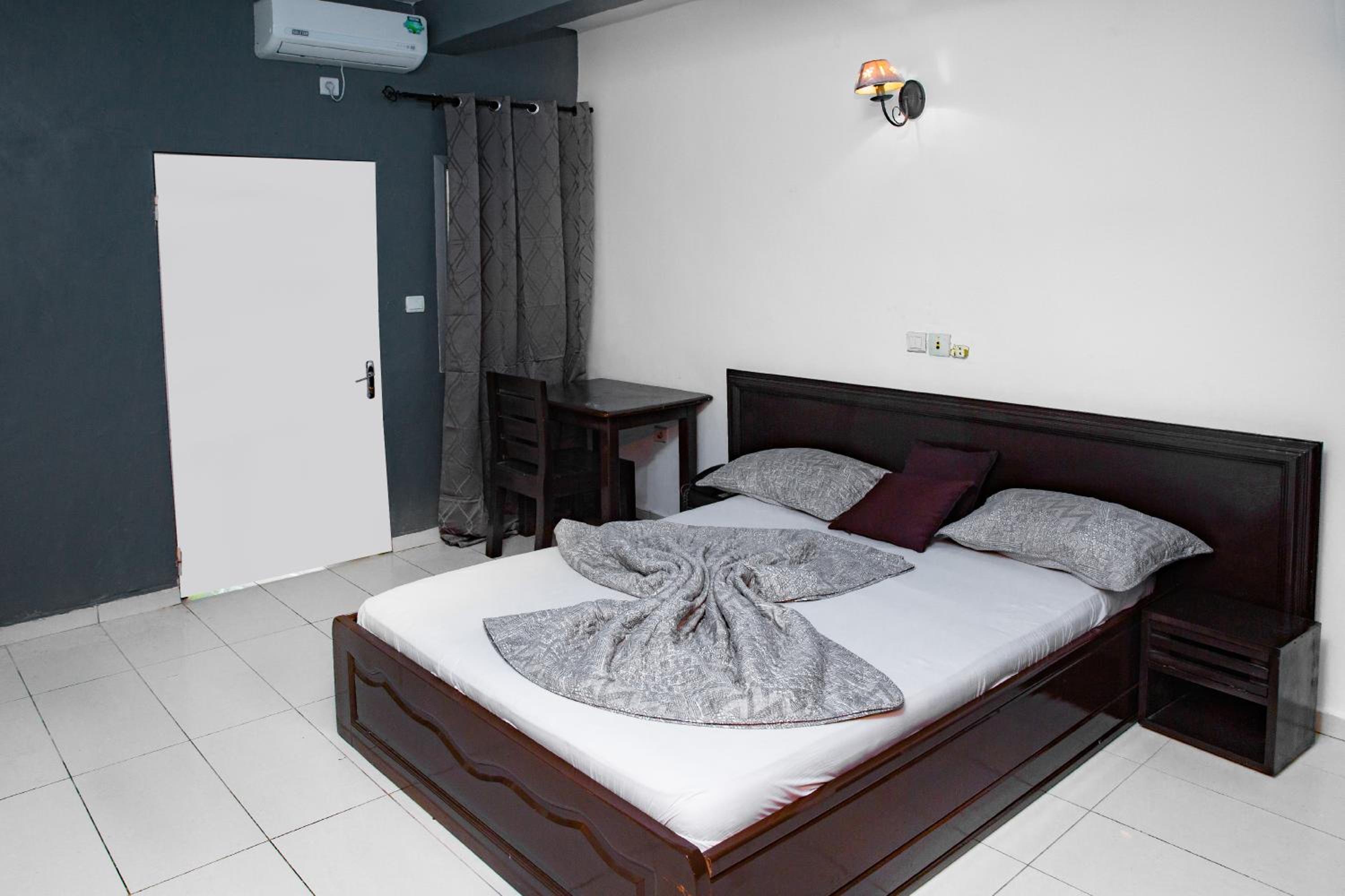 Deluxe Room (2 Adults + 1 Child)