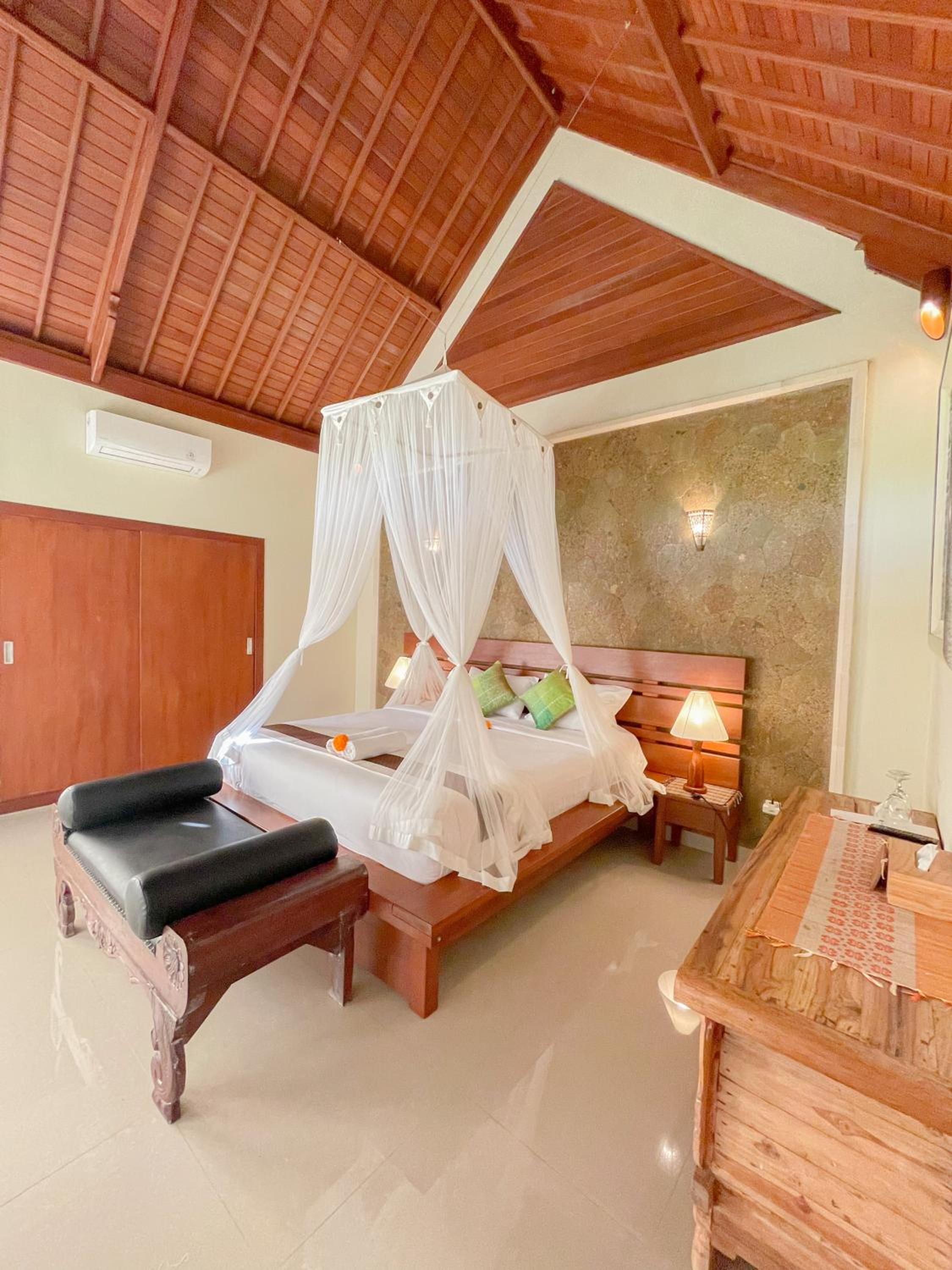 Deluxe Double Room with Balcony - Photo 11