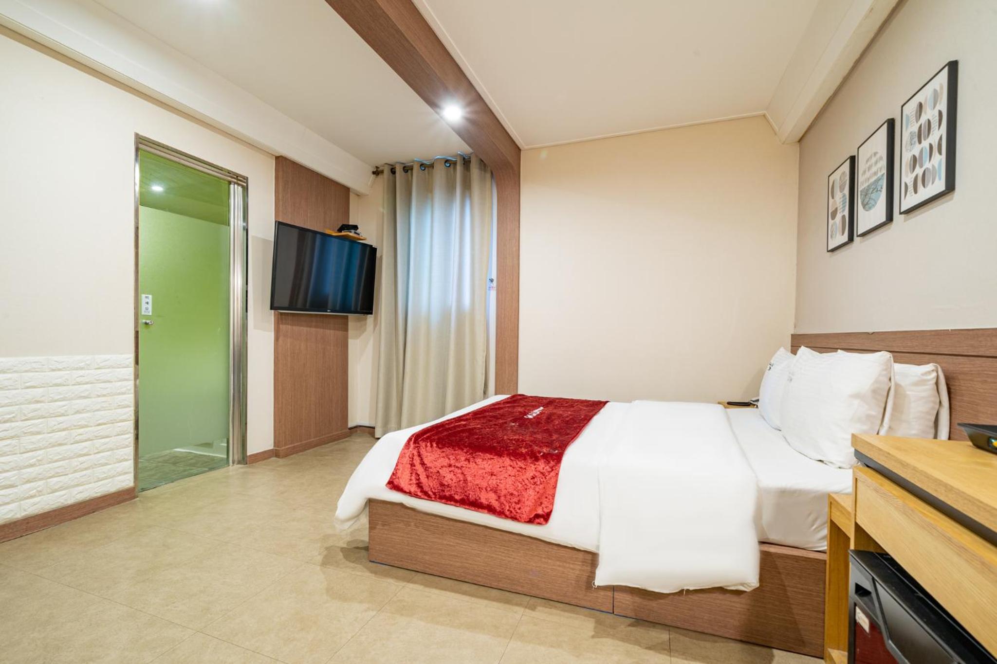 Economy Double Room - Photo 12