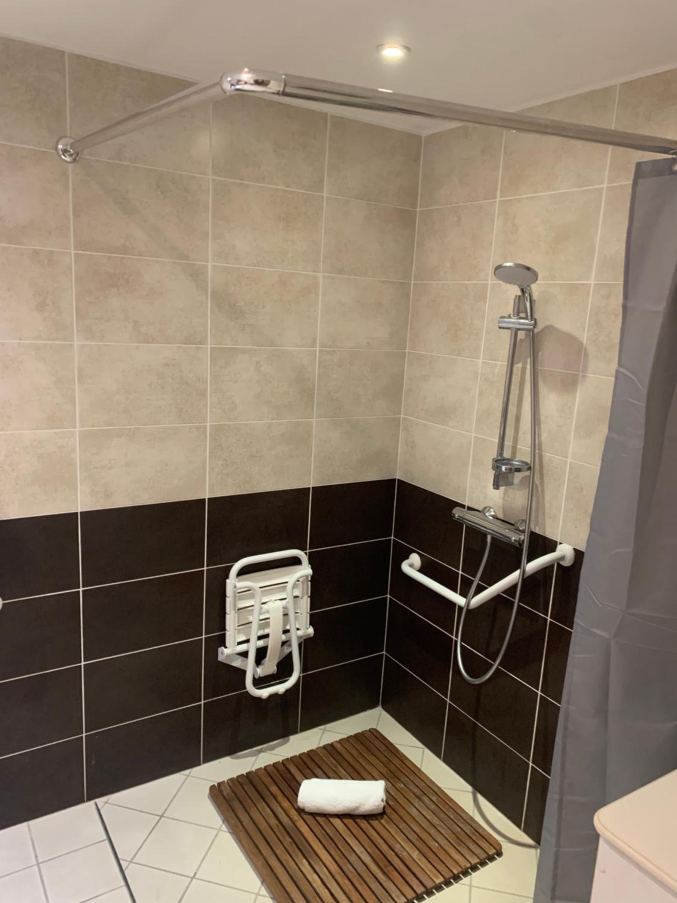 King Room - Disability Access photo 3