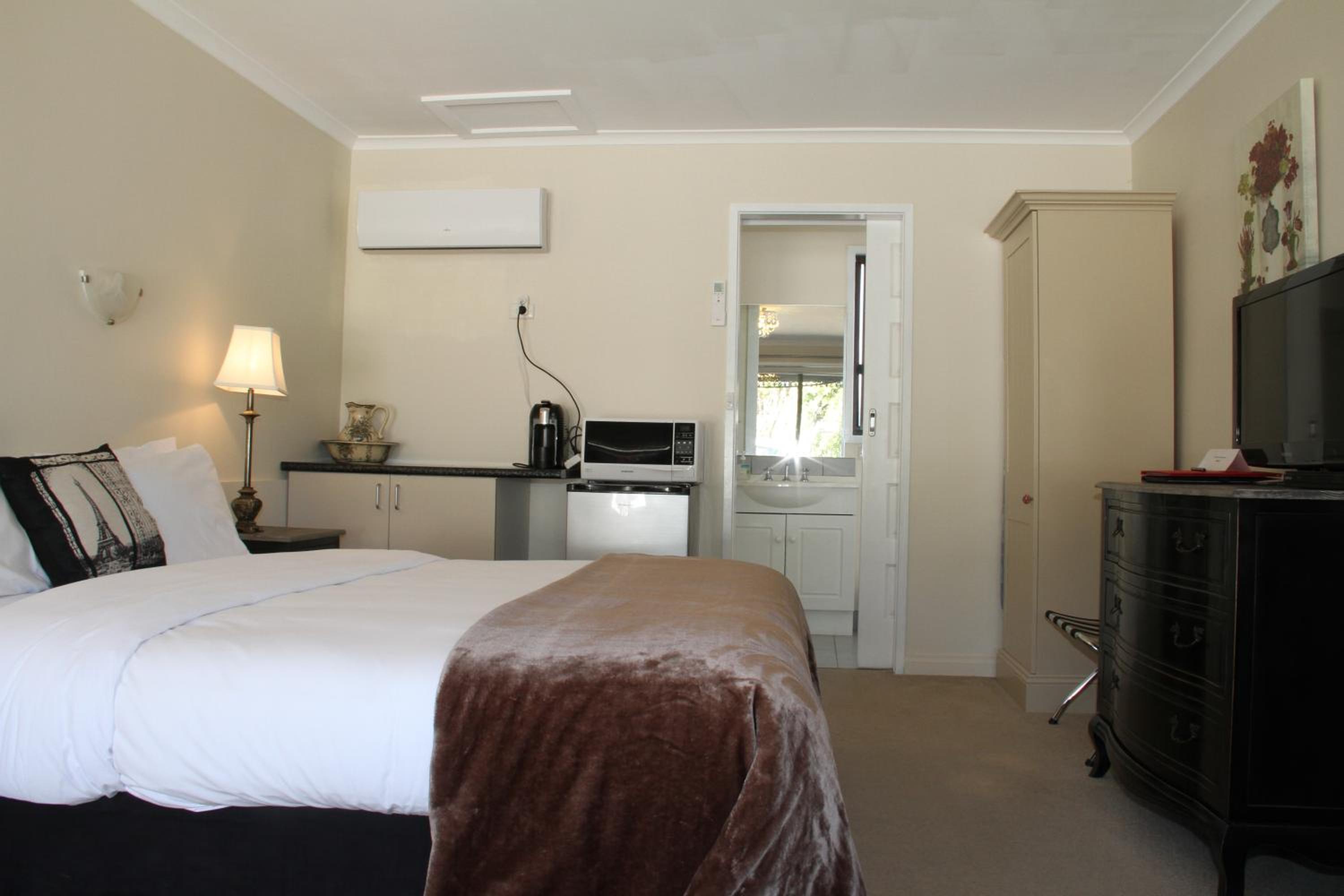 Queen Room photo 2
