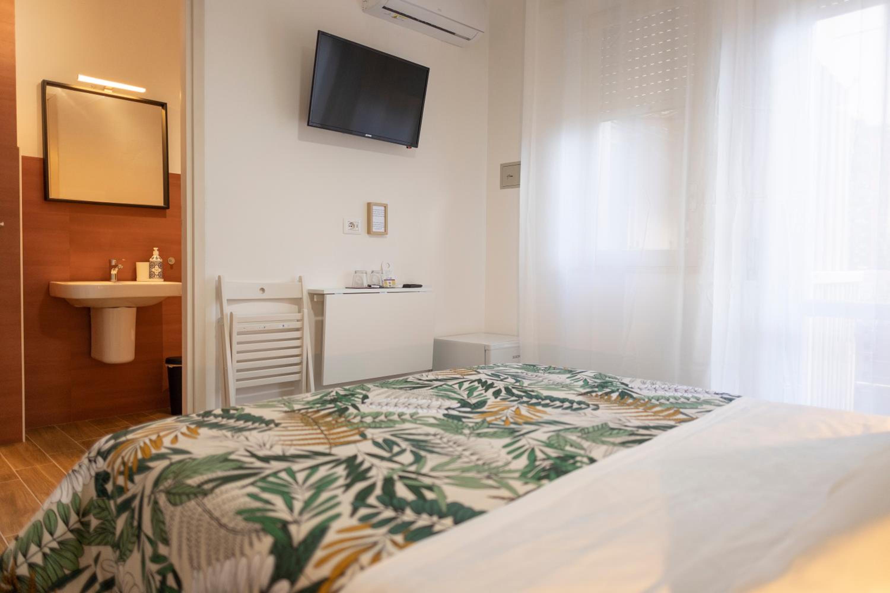 Deluxe Double Room with Balcony photo 3