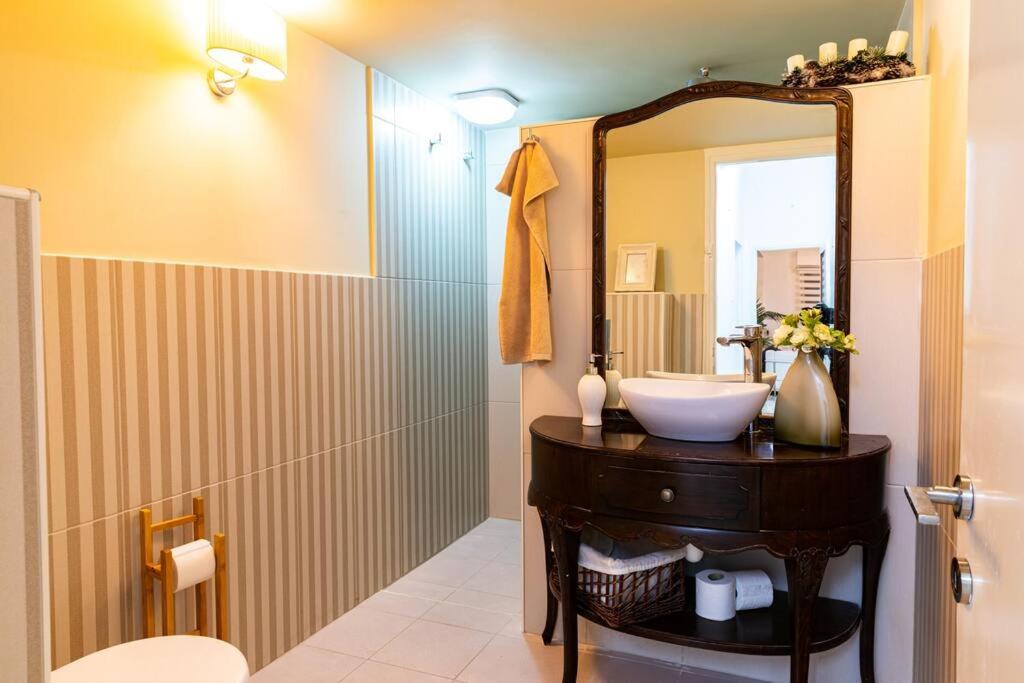 Two-Bedroom House - Photo 2