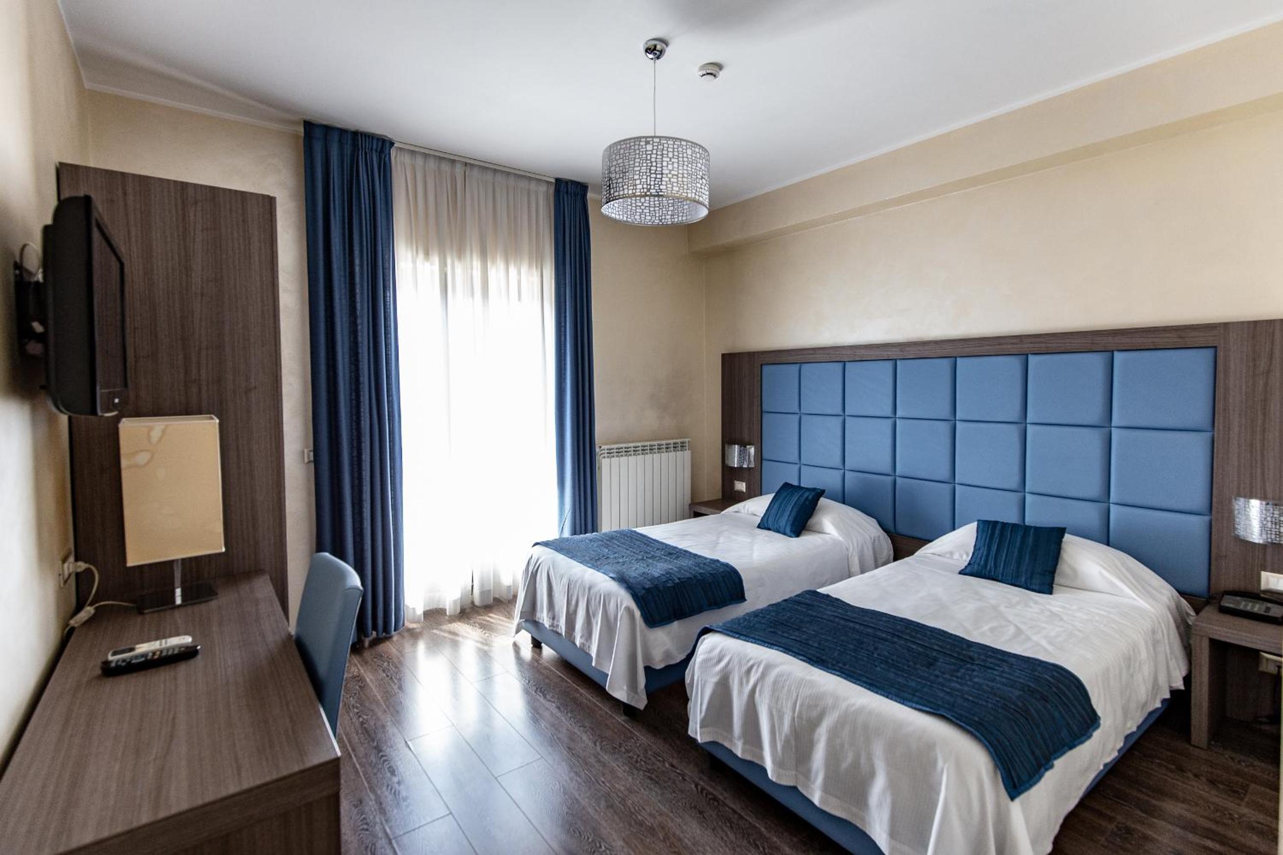 Standard Double or Twin Room - Photo 2