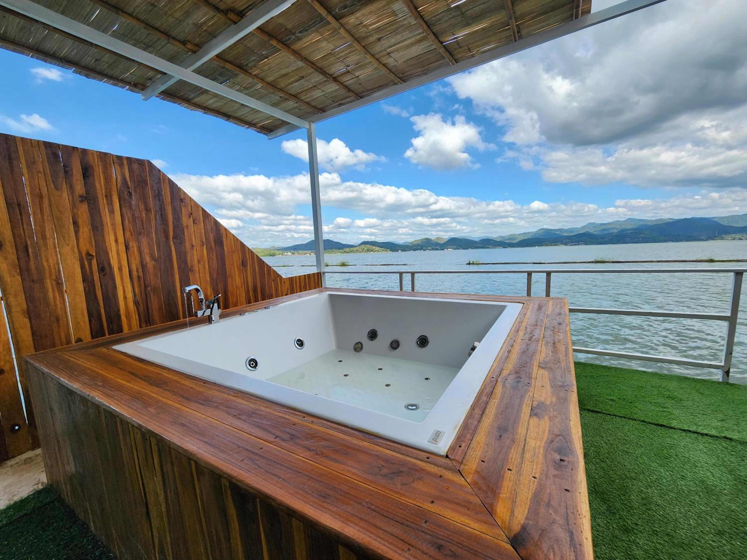 King Suite with Spa Bath - Photo 6