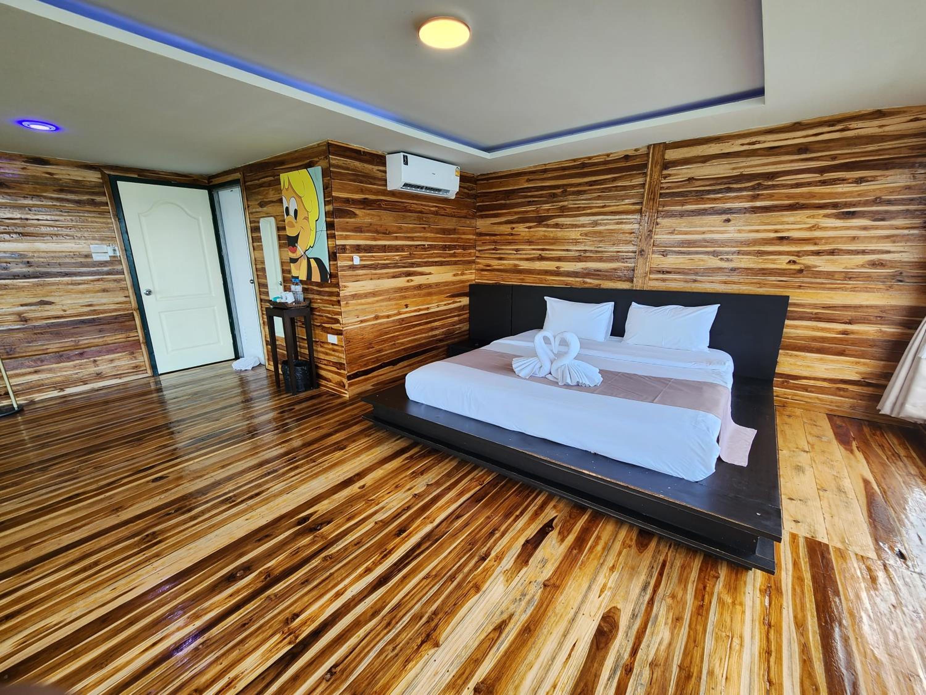 King Suite with Spa Bath - Photo 2
