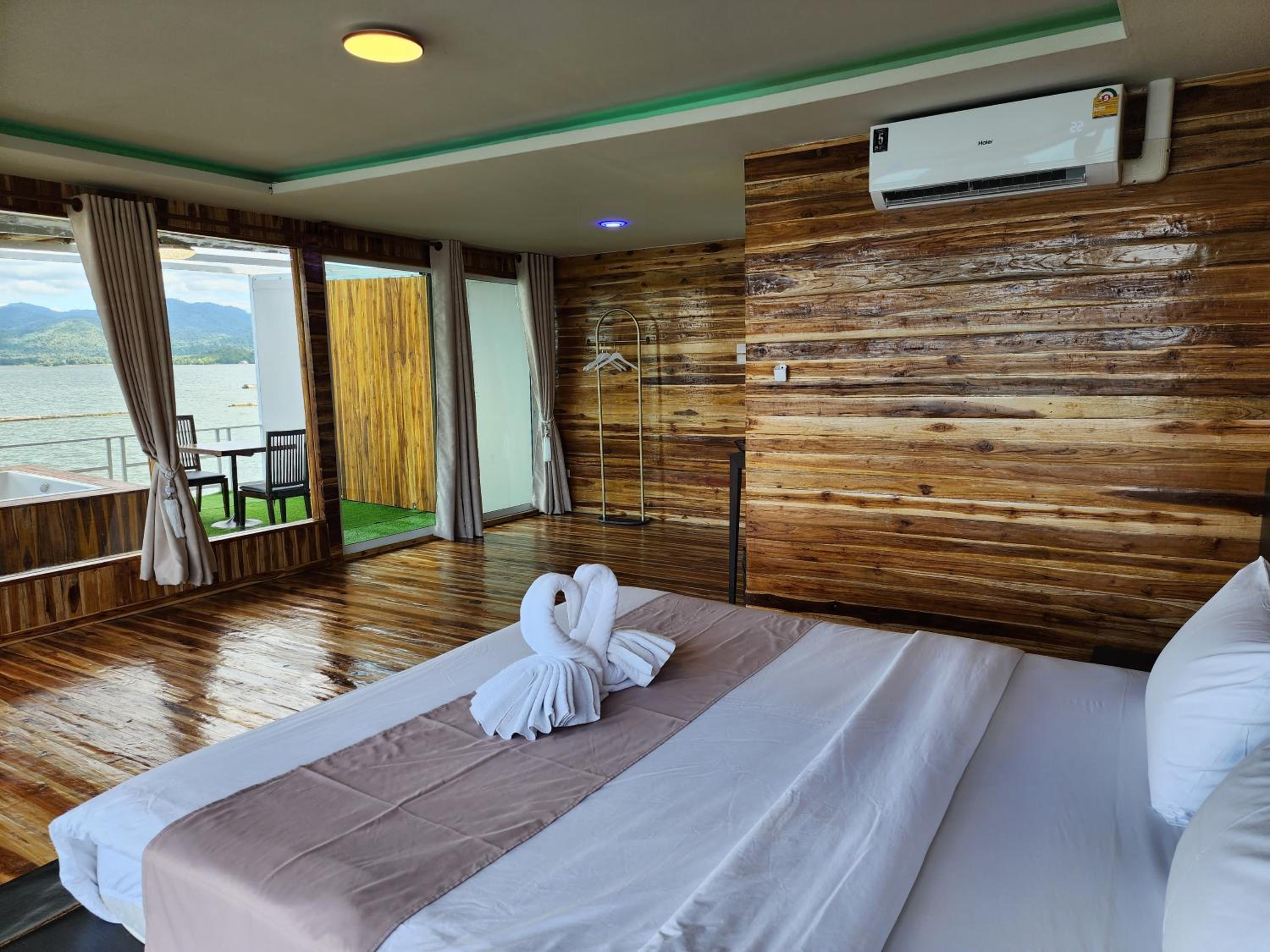 King Suite with Spa Bath - Photo 1