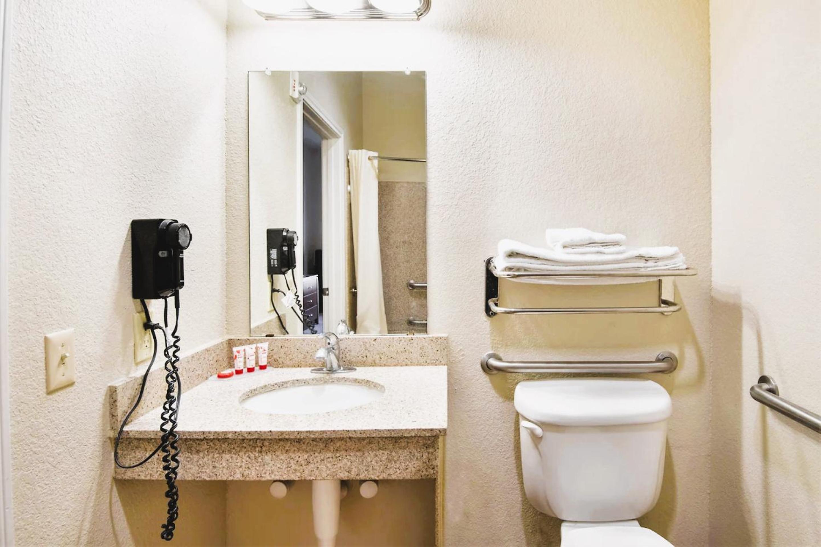 King Room - Disability Access - Photo 6