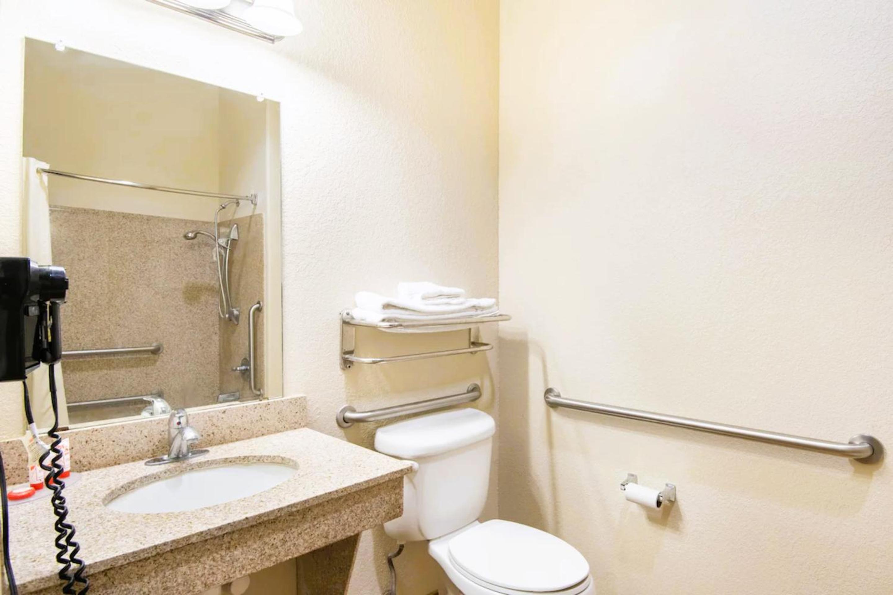 King Room - Disability Access - Photo 3