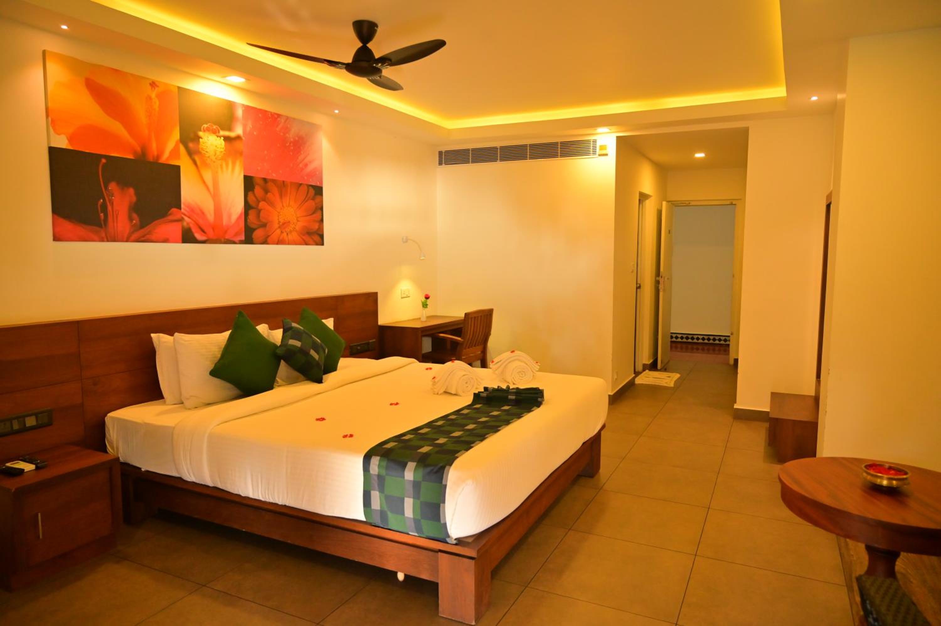 Deluxe Double Room With Balcony - Photo 4