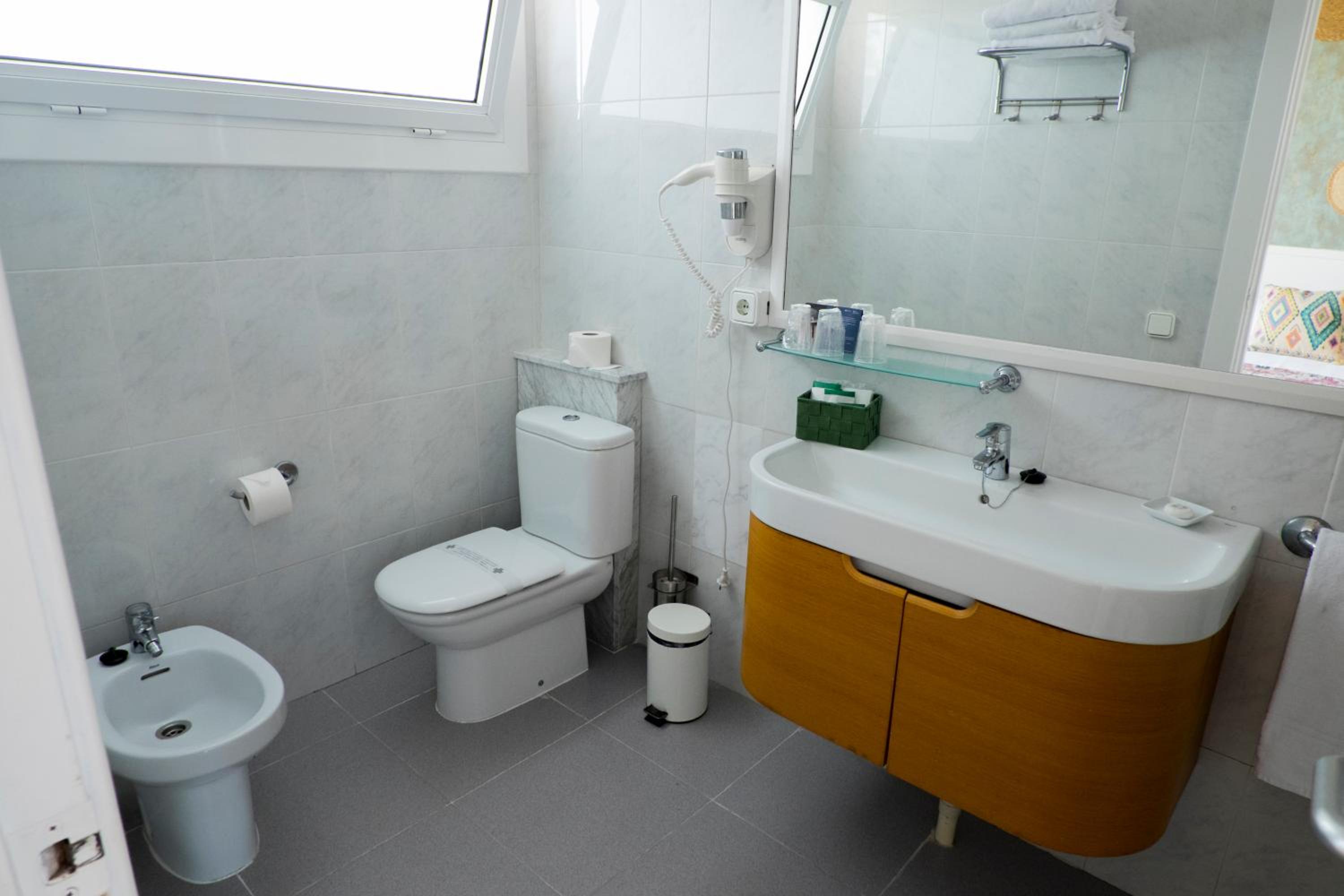 Double or Twin Room - Photo 4