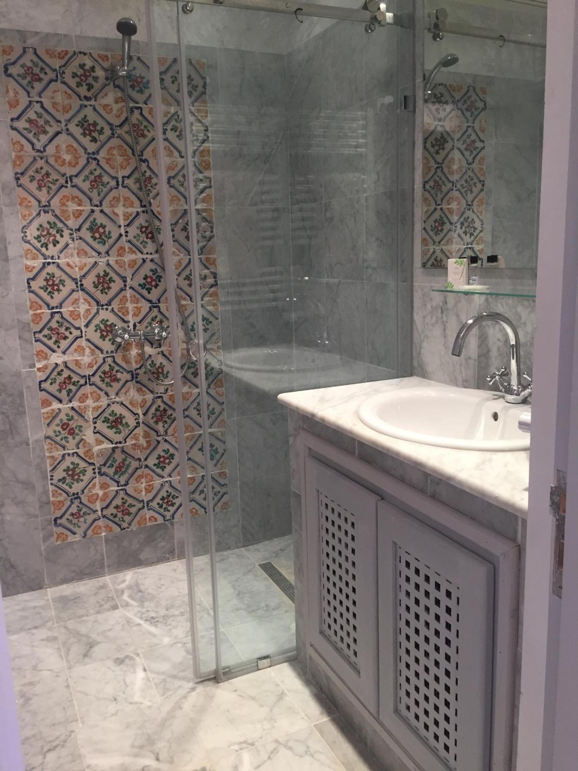 Double Room with Private Bathroom - Photo 6